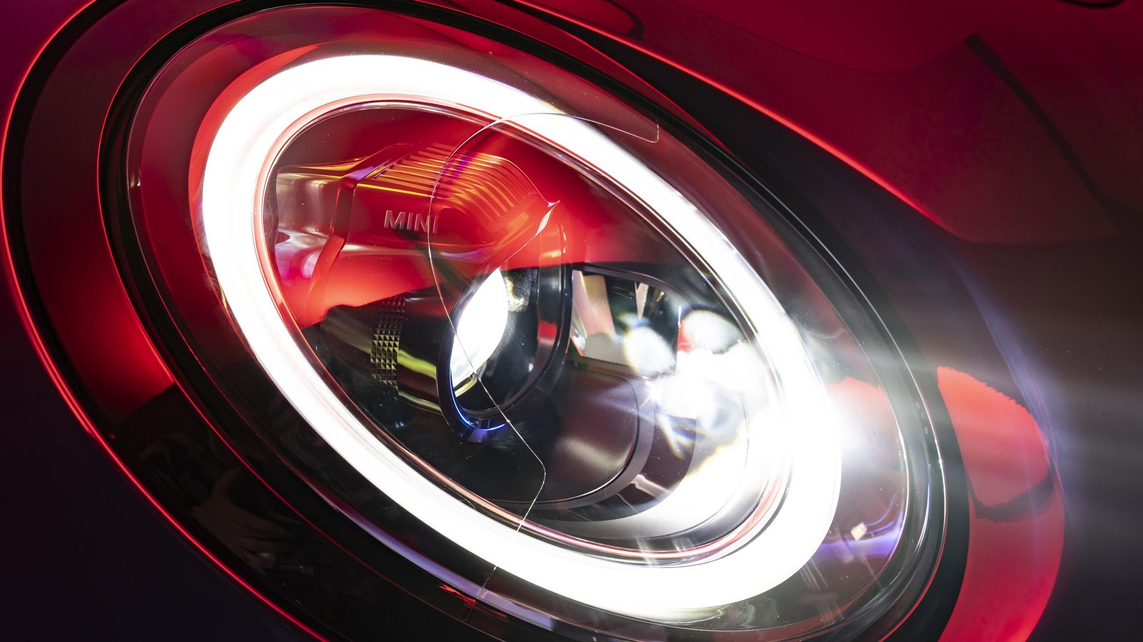 Los faros son de LED ya en todas la versiones e incorporan un reflector de color negro.