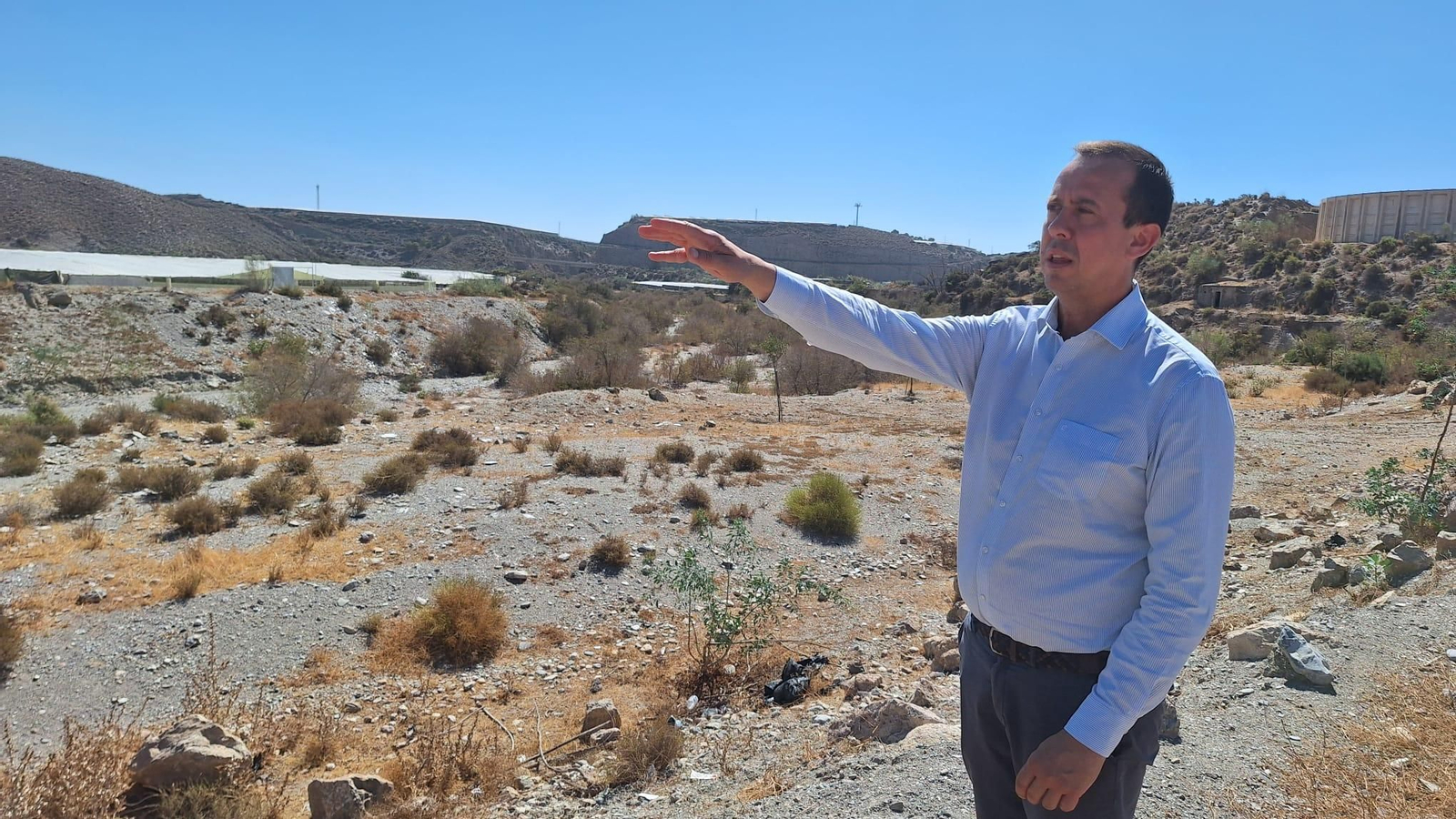 El subdelegado del Gobierno ha visitado la zona del río Adra donde se acometerán las obras.