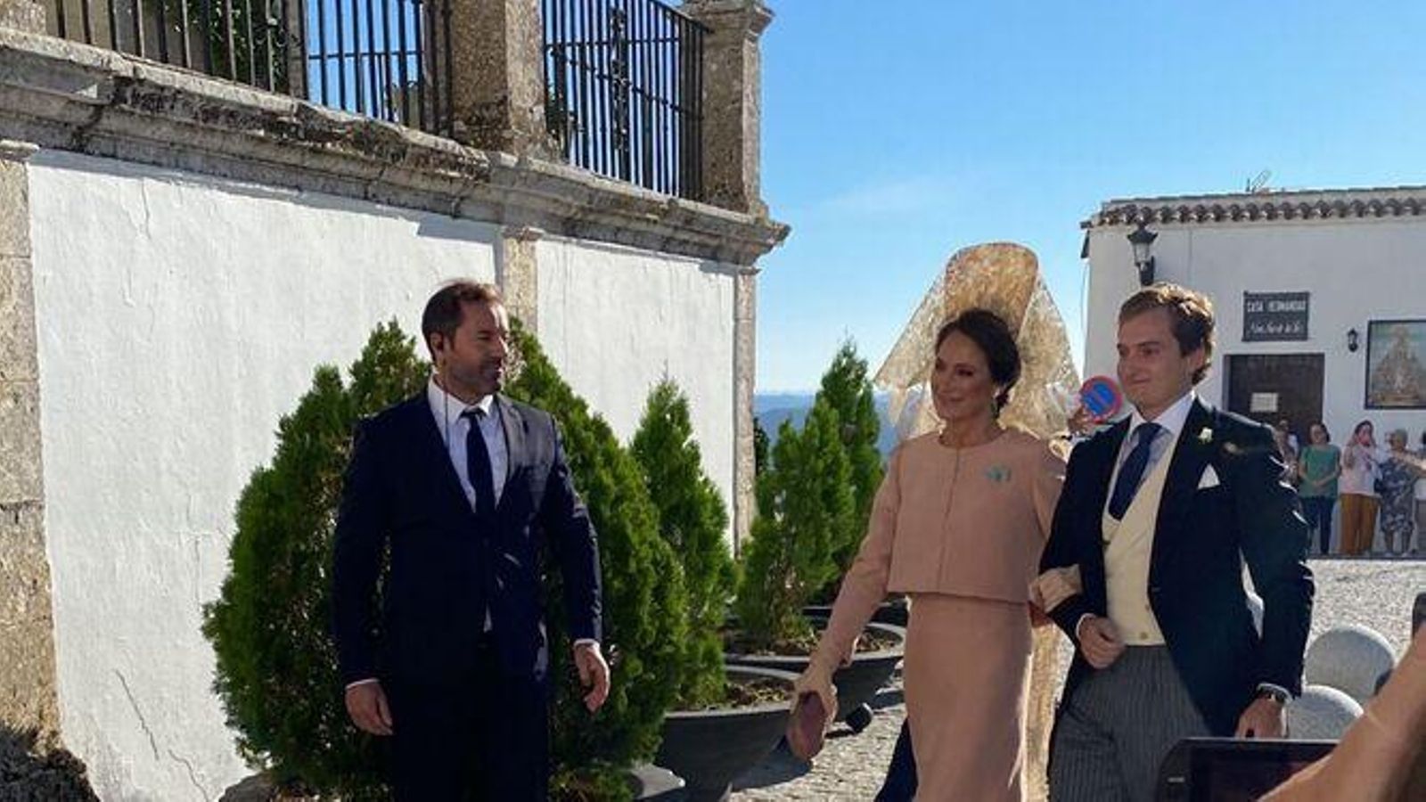 El novio, Javier Prado, acompañado por su madre y madrina, Pilar Benítez, a la llegada al templo asidonense.