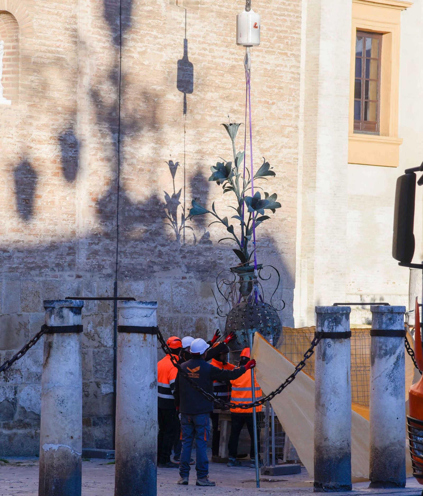 La retirada de las jarras de las azucenas de la Giralda, en imágenes