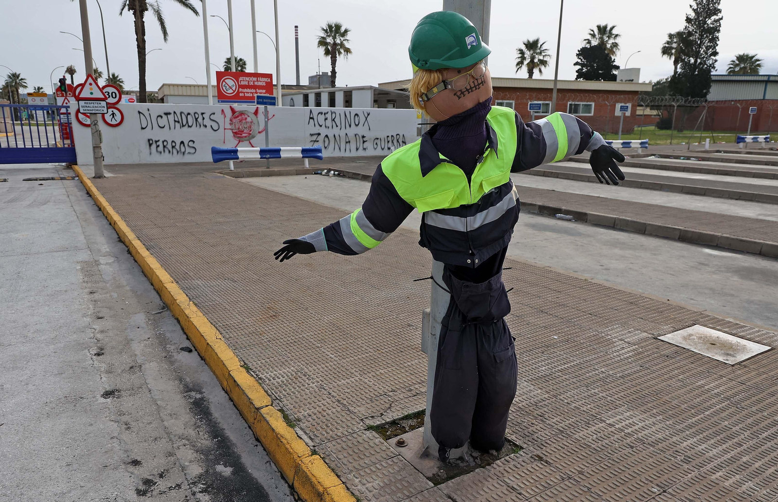 La asamblea informativa de los huelguistas de Acerinox, en imágenes