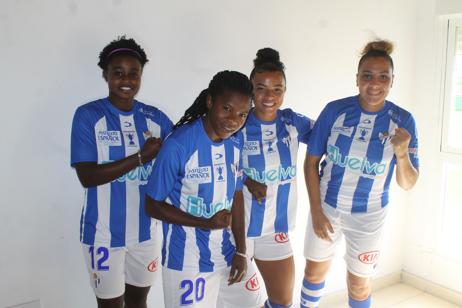 Princella Adubea, Peace Efih, Marie-Yasmine Alidou y Meryem Hajri, en la sesión de fotos celebrada ayer.