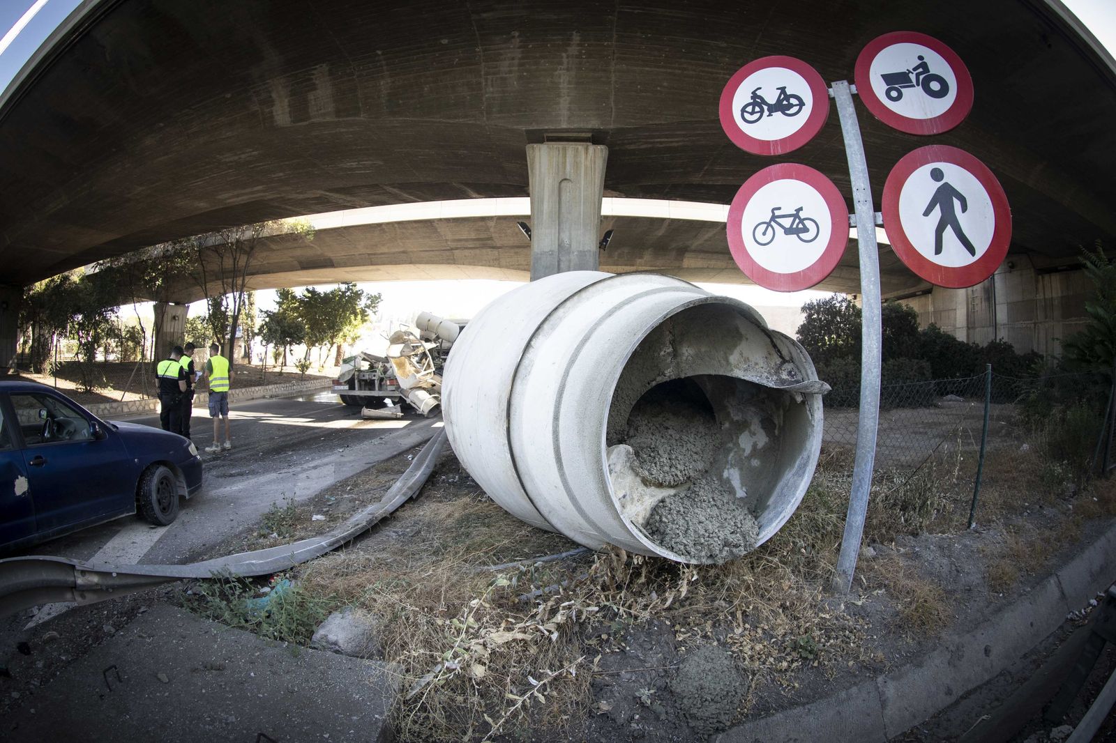 Imágenes de la caída de la cuba de hormigón bajo la Autovía en La Chana