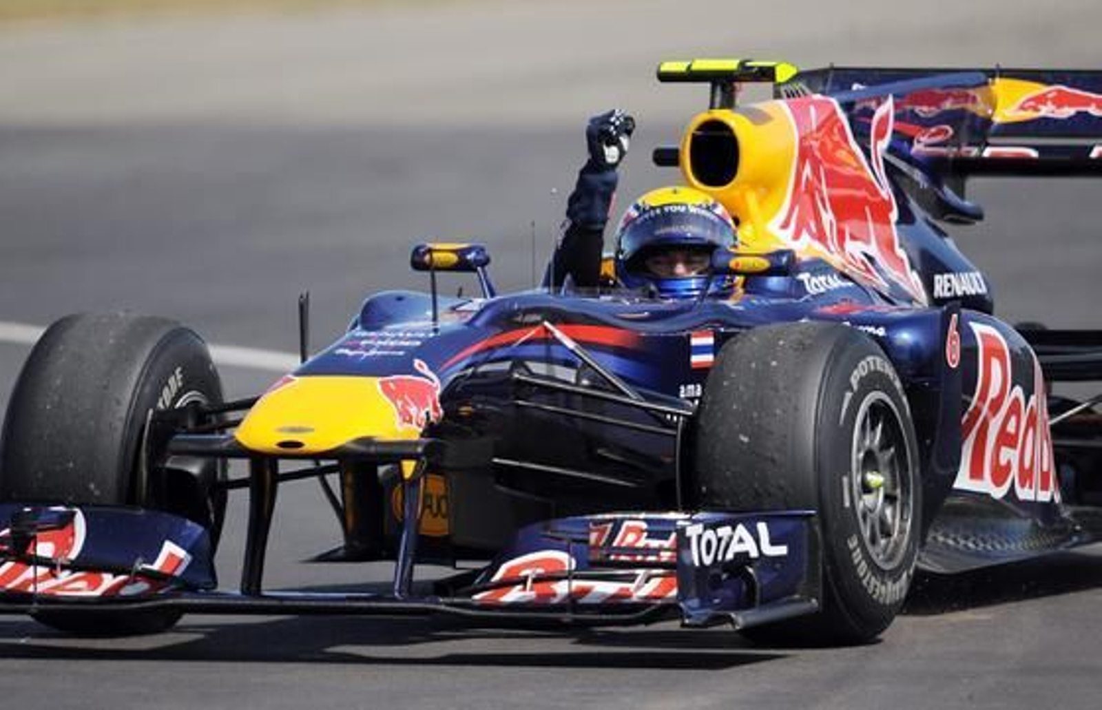 Mark Webber gana la carrera.