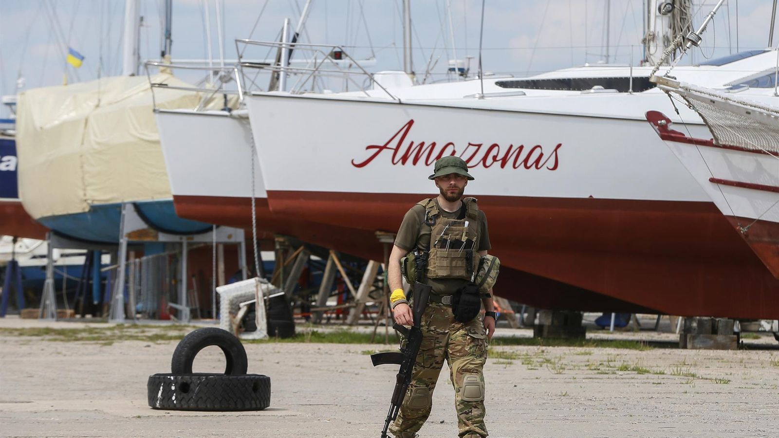 Soldado ucraniano patrulla por el puerto deportivo de Odesa.