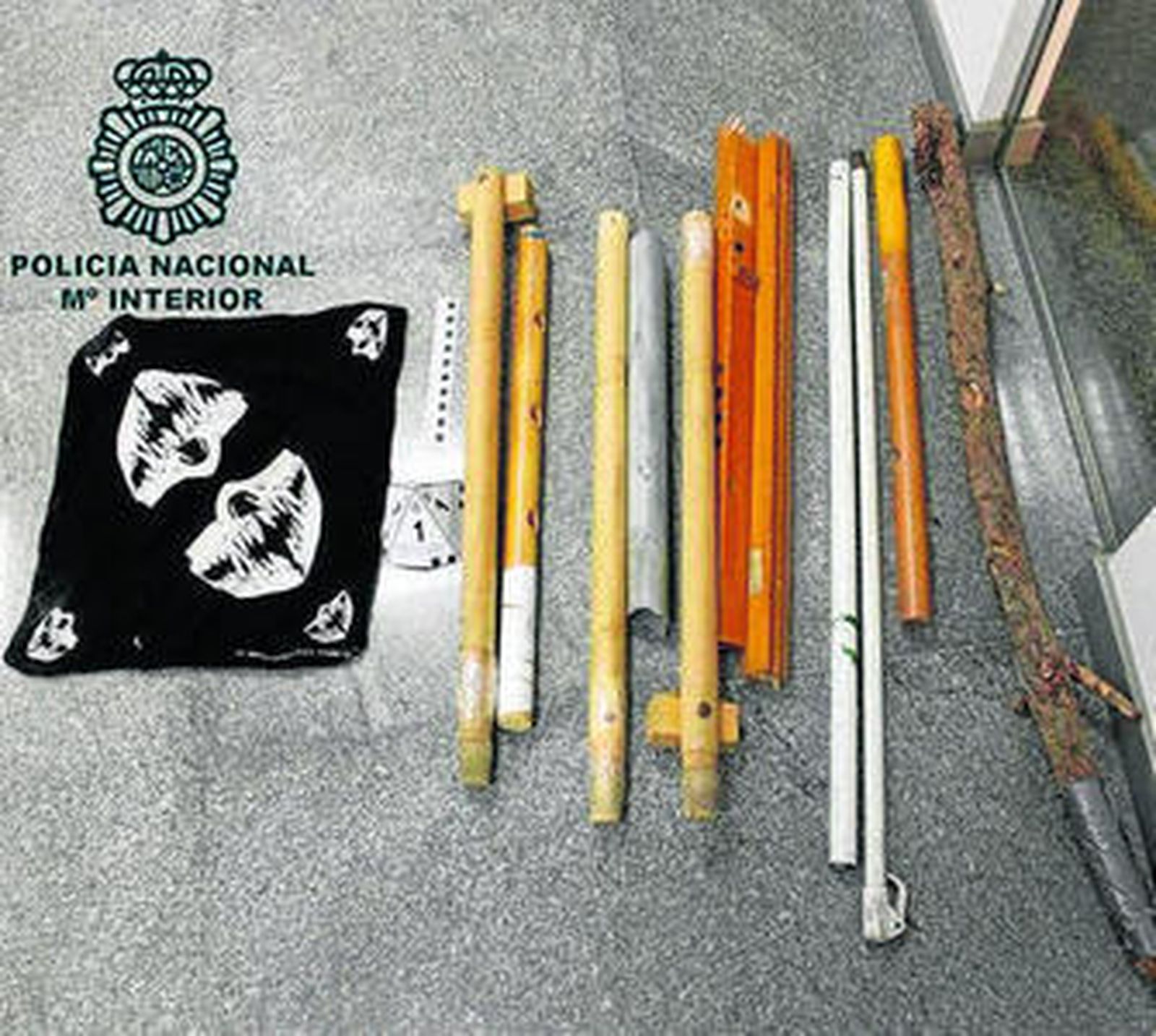 Algunos de los objetos que la Policía requisó tras los incidentes.