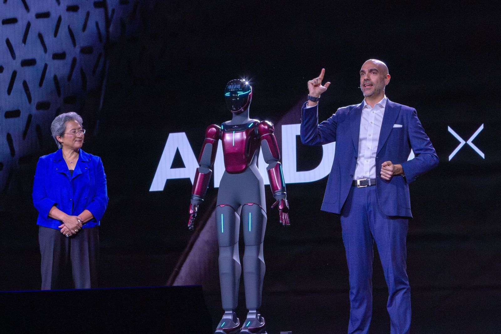 El director ejecutivo y cofundador de Generative Bionics, Daniele Pucci, habla junto a la presidenta y directora ejecutiva de AMD, Lisa Su, en la jornada inaugural de CES 2026.