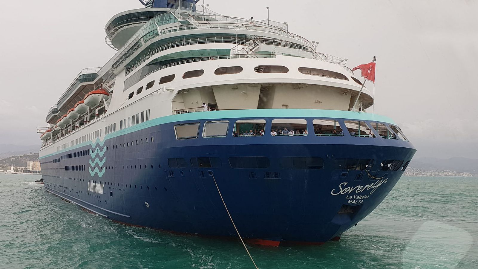 Sovereign atracado en el muelle norte de la estación marítima de levante.
