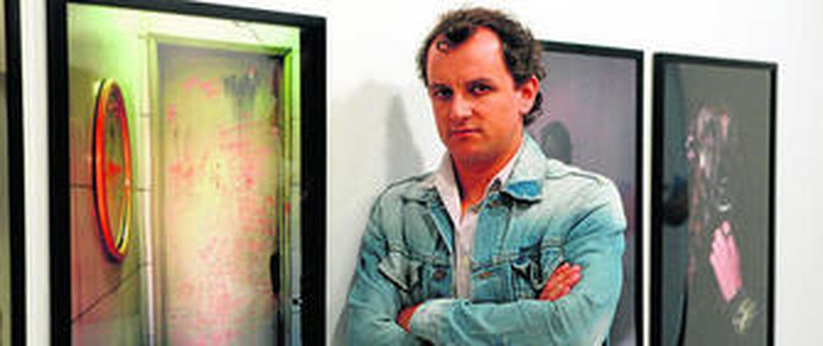 El fotógrafo Tiago da Cruz, ante su obra.