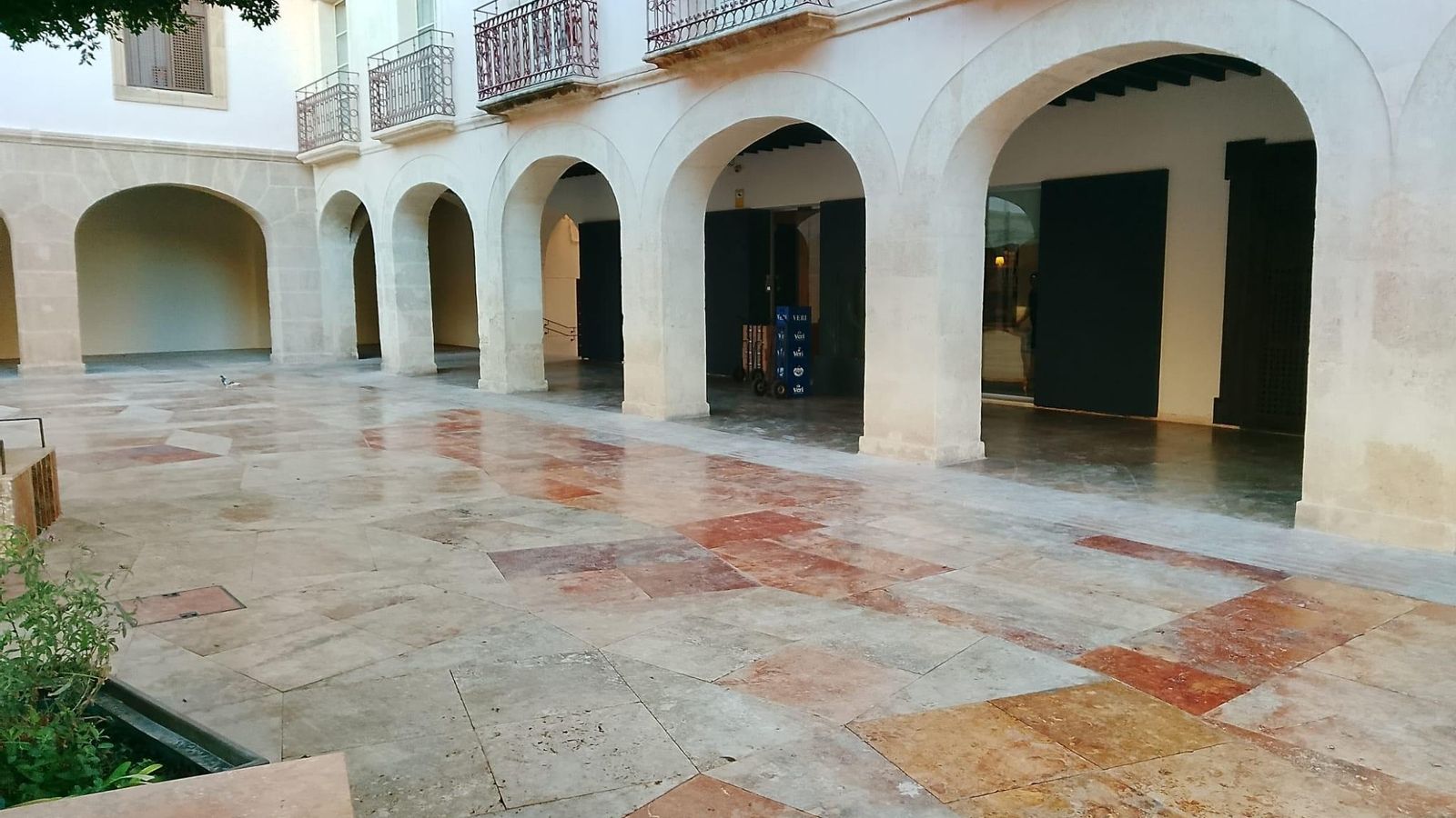 Detalle de la esquina de los baños árabes ‘AIRE Ancient Baths Almería’.