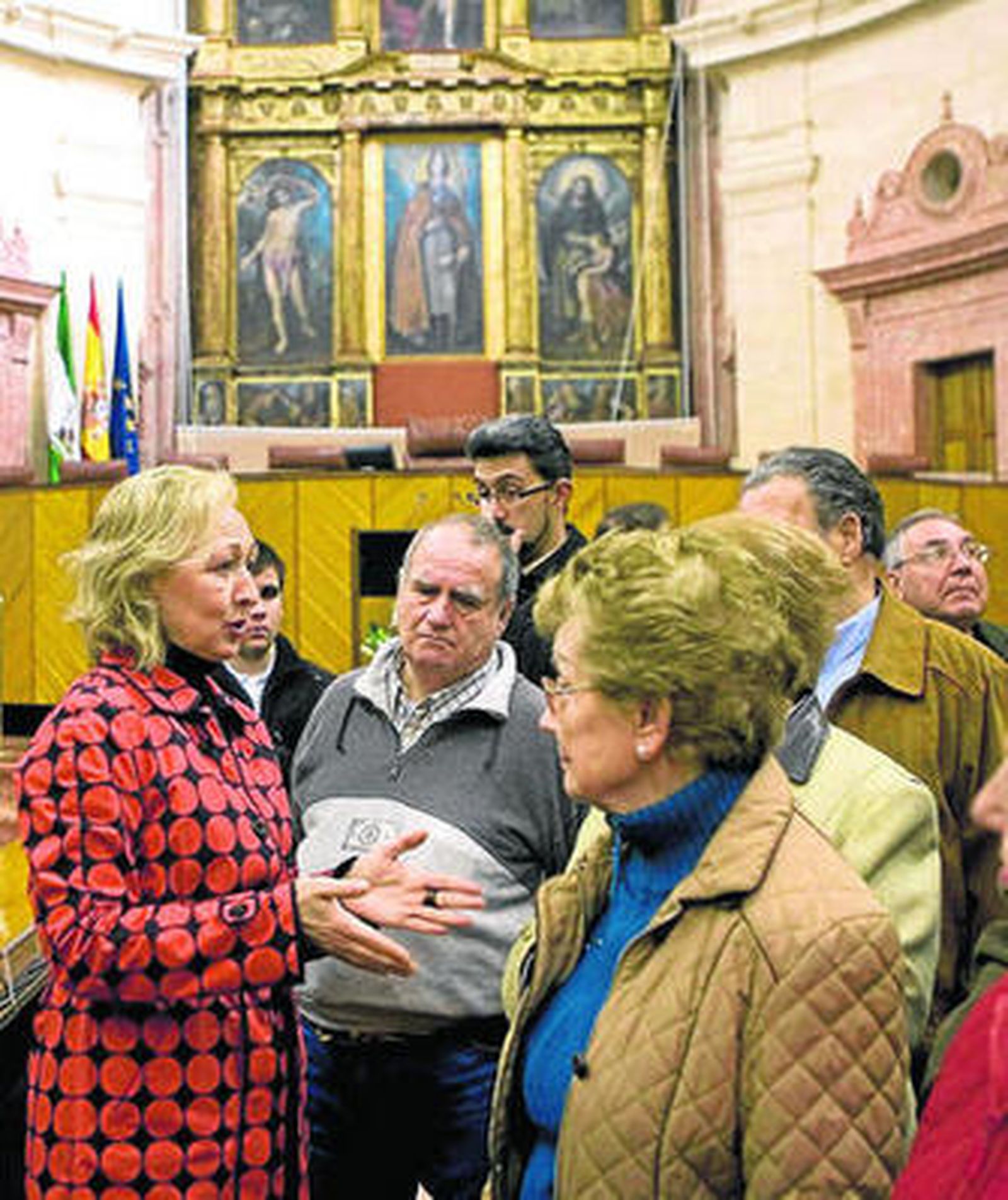 La presidenta del Parlamento,  Fuensanta Coves, atiende a visitantes en una jornada de puertas abiertas.