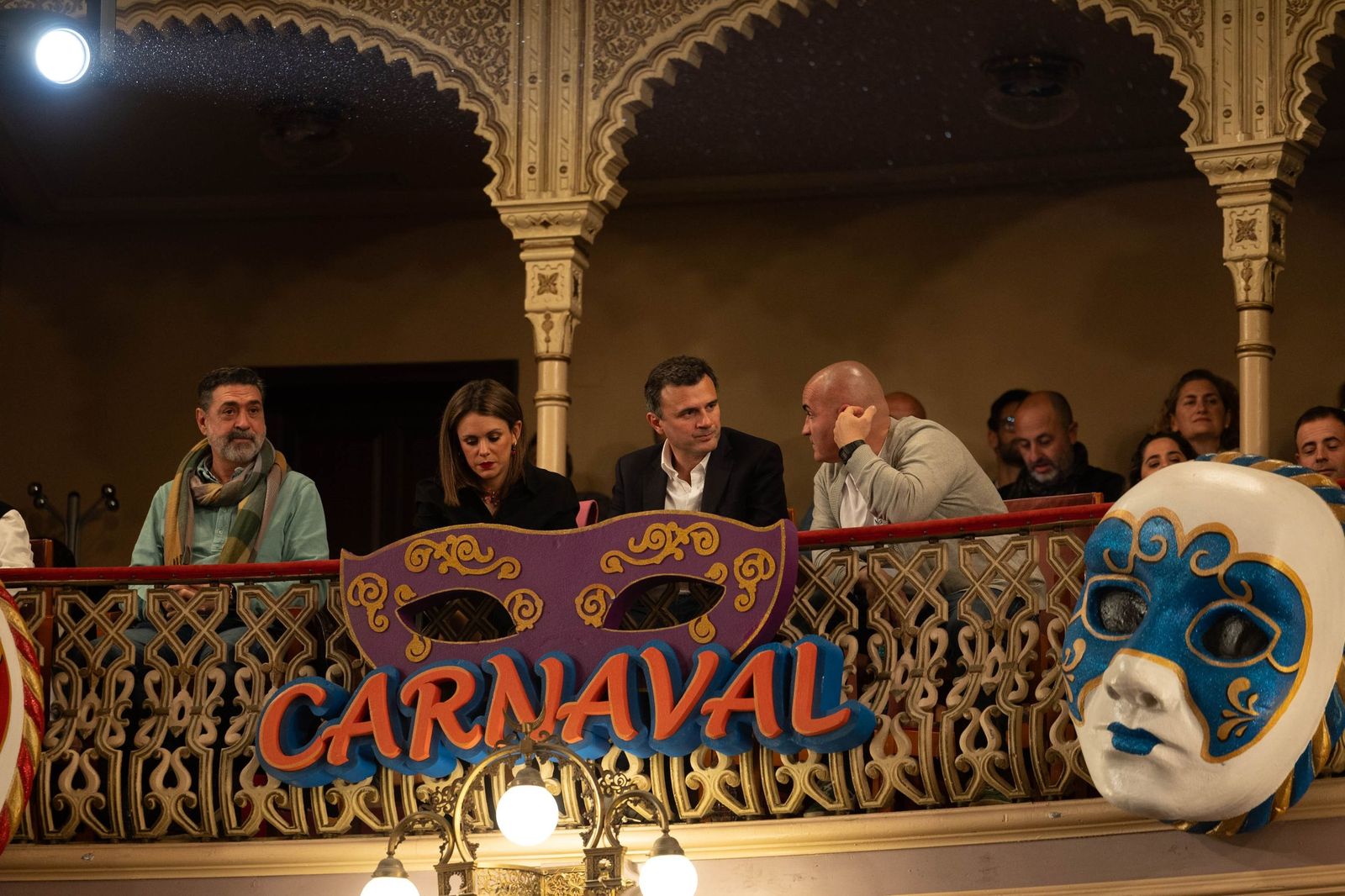 Beatriz Gandullo junto al alcalde en el palco municipal durante la primera sesión del COAC 2026 anoche.
