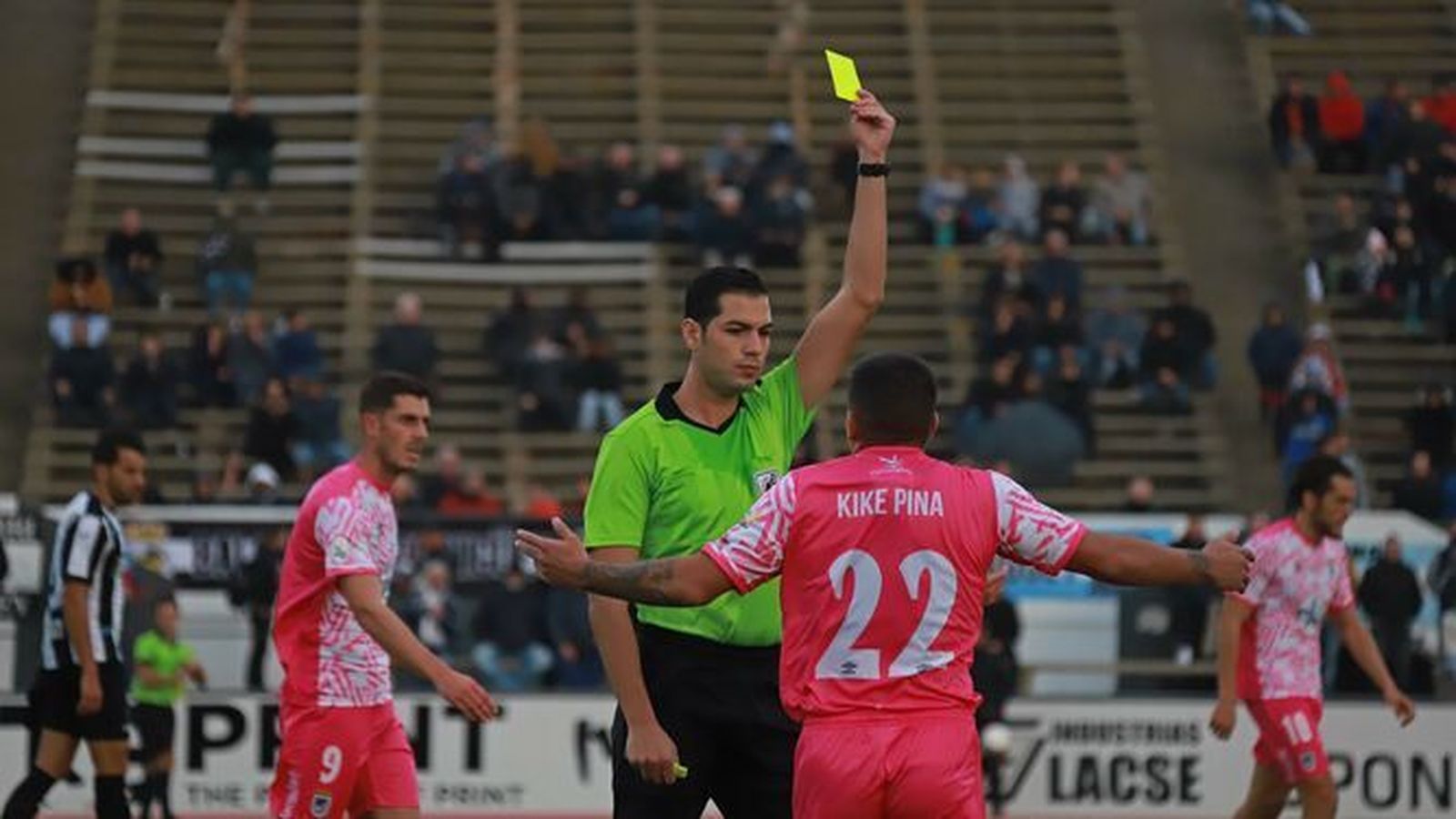 Lax Franco amonesta a Kike Pina en el Balona-Badajoz de 2019