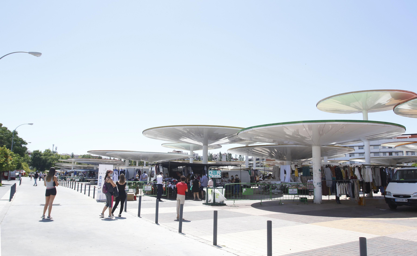 El regreso de los mercadillos de Córdoba tras la crisis del coronavirus, en fotos