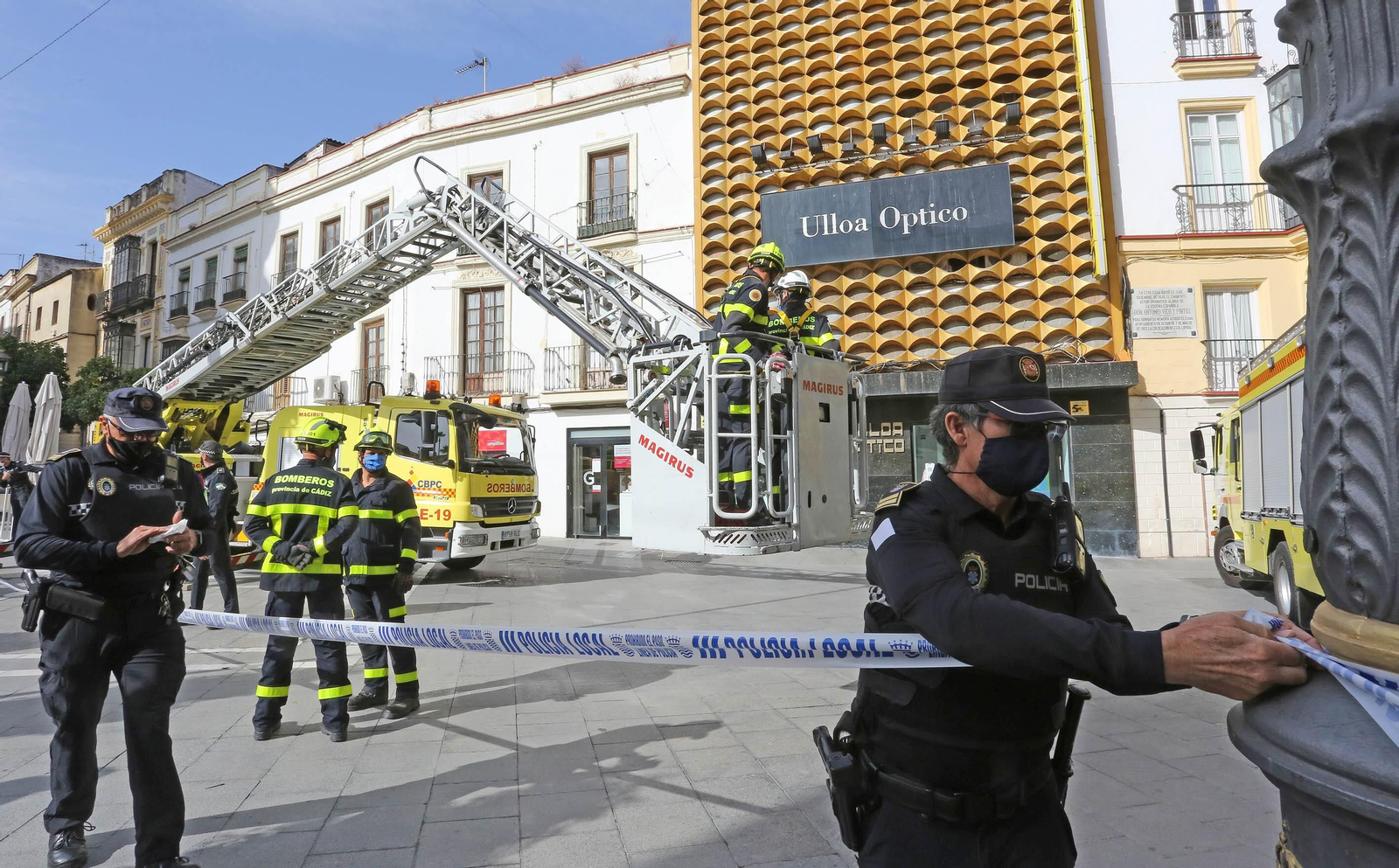 Policías locales acordonan la zona durante la intervención.