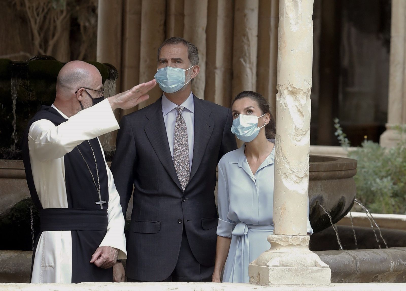 Felipe VI y doña Letizia, durante su visita al monasterio.