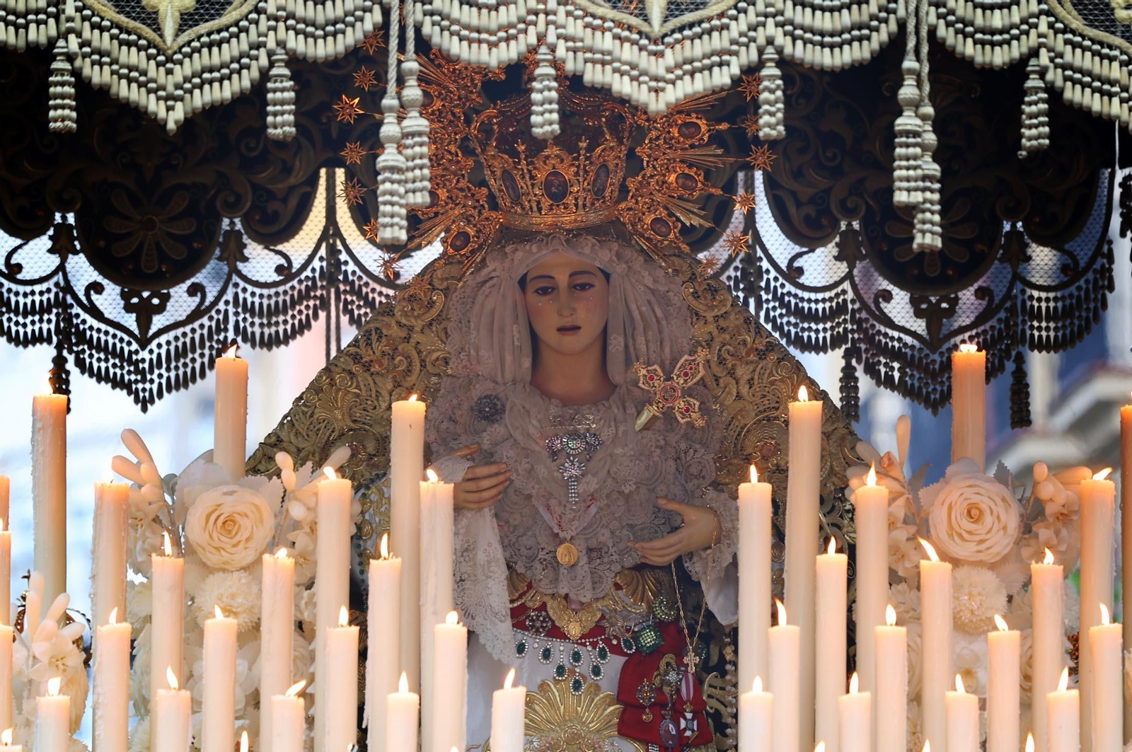 Las mejores imágenes del Lunes Santo en Huelva: Hermandad de las Tres Caídas