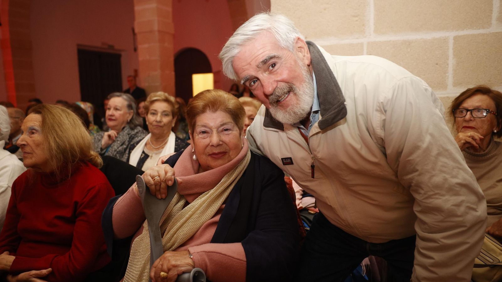 Mercedes y Felipe, usuaria y voluntario de Cruz Roja.