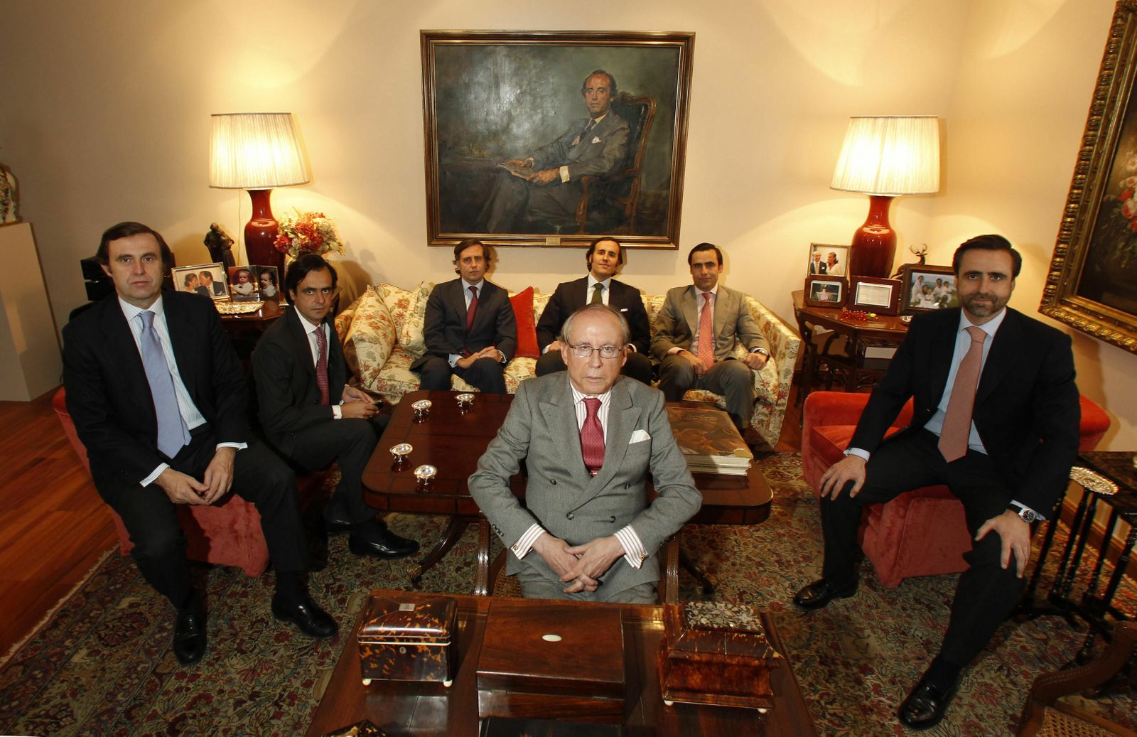 De izquierda a derecha, Zoilo, Alfonso, Pablo, Álvaro, José María y Javier, junto al empresario José María Ruiz-Mateos, en una imagen de archivo.
