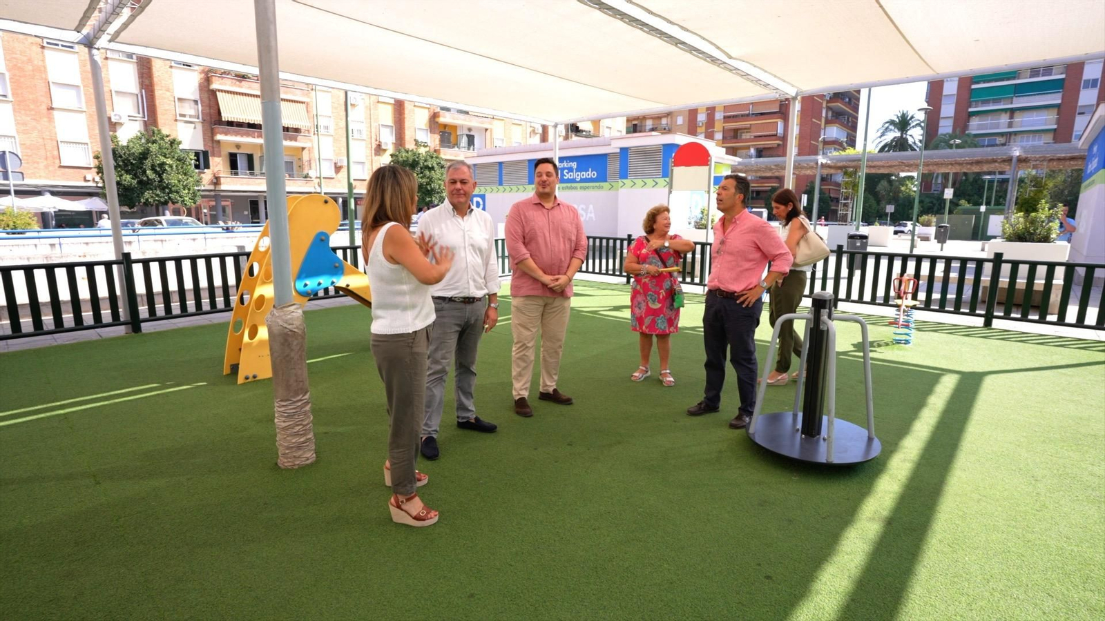 Uno de los parques con toldos.