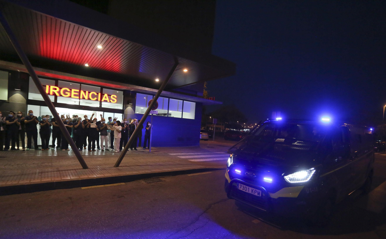 Un vehículo de policía a las puertas de Urgencia.