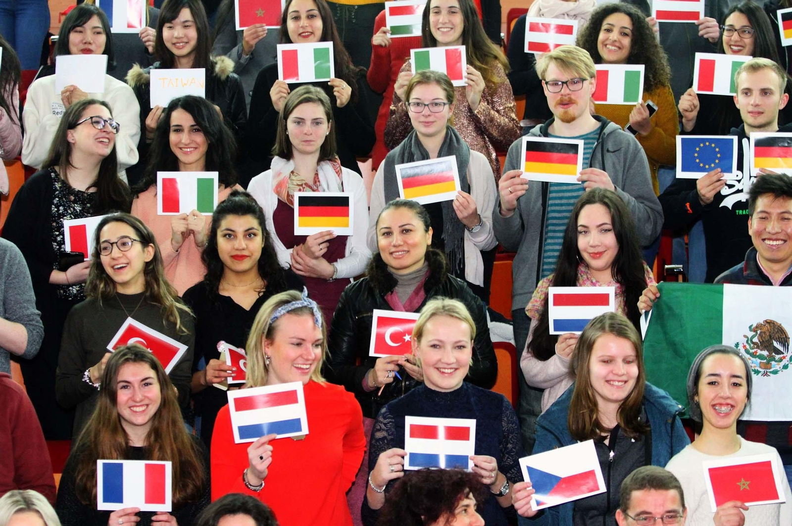 La universidad de Huelva da la bienvenida a los nuevos estudiantes Erasmus, en imágenes