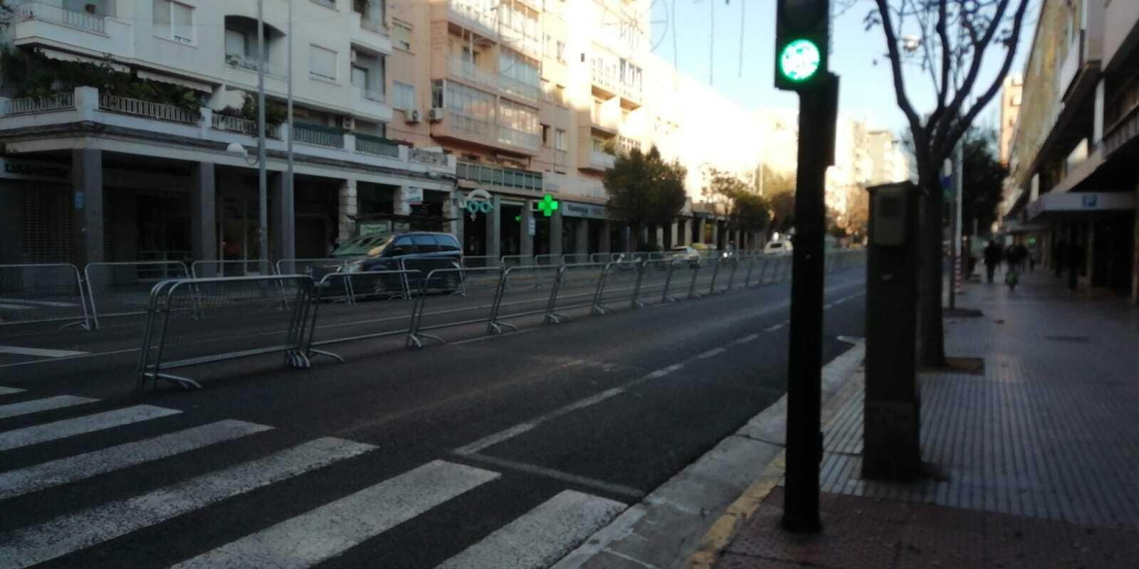Las vallas para la Cabalgata ya puestas en la avenida esta mañana.