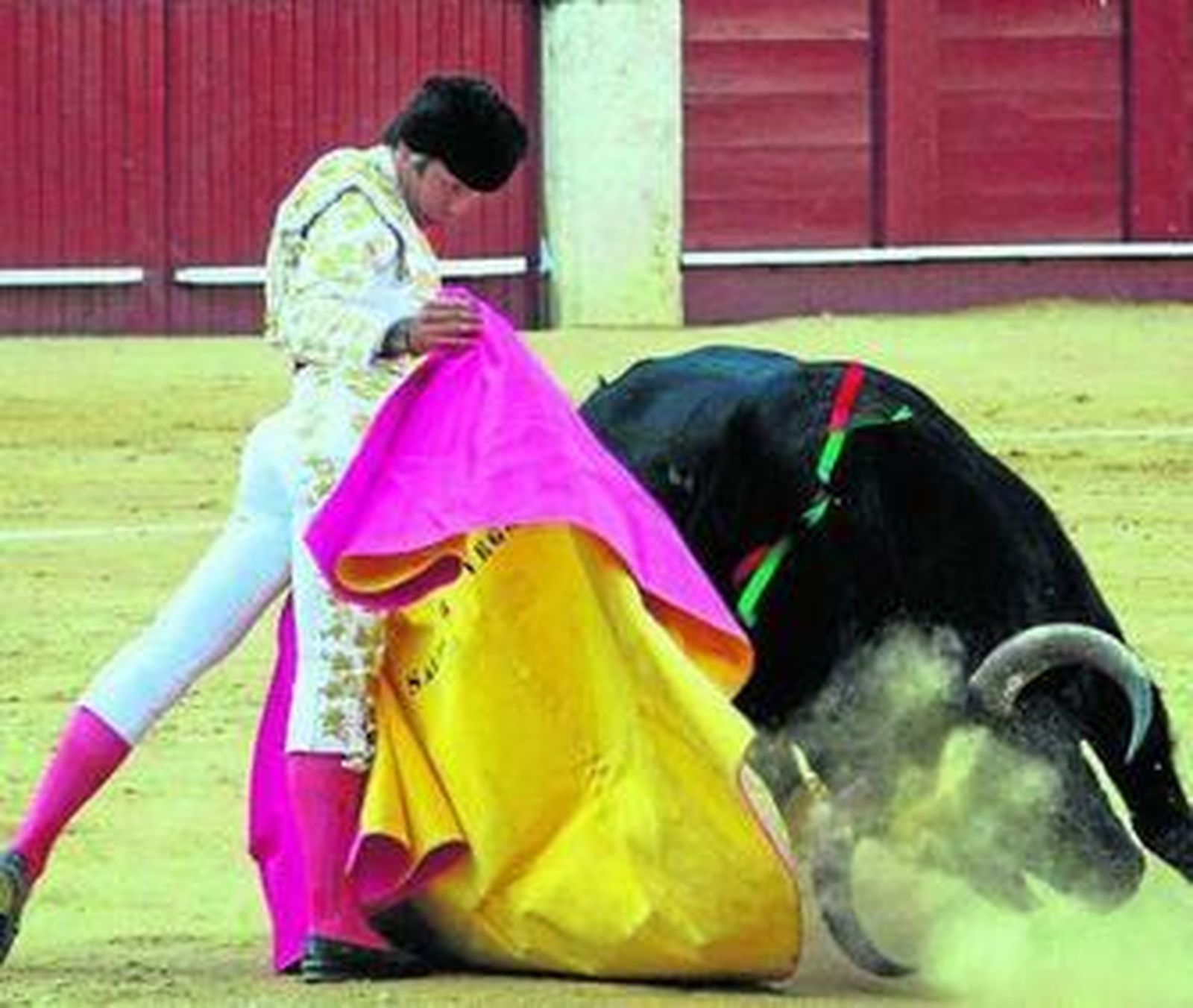 El diestro Salvador Vega toreando con el capote, en una imagen de archivo.