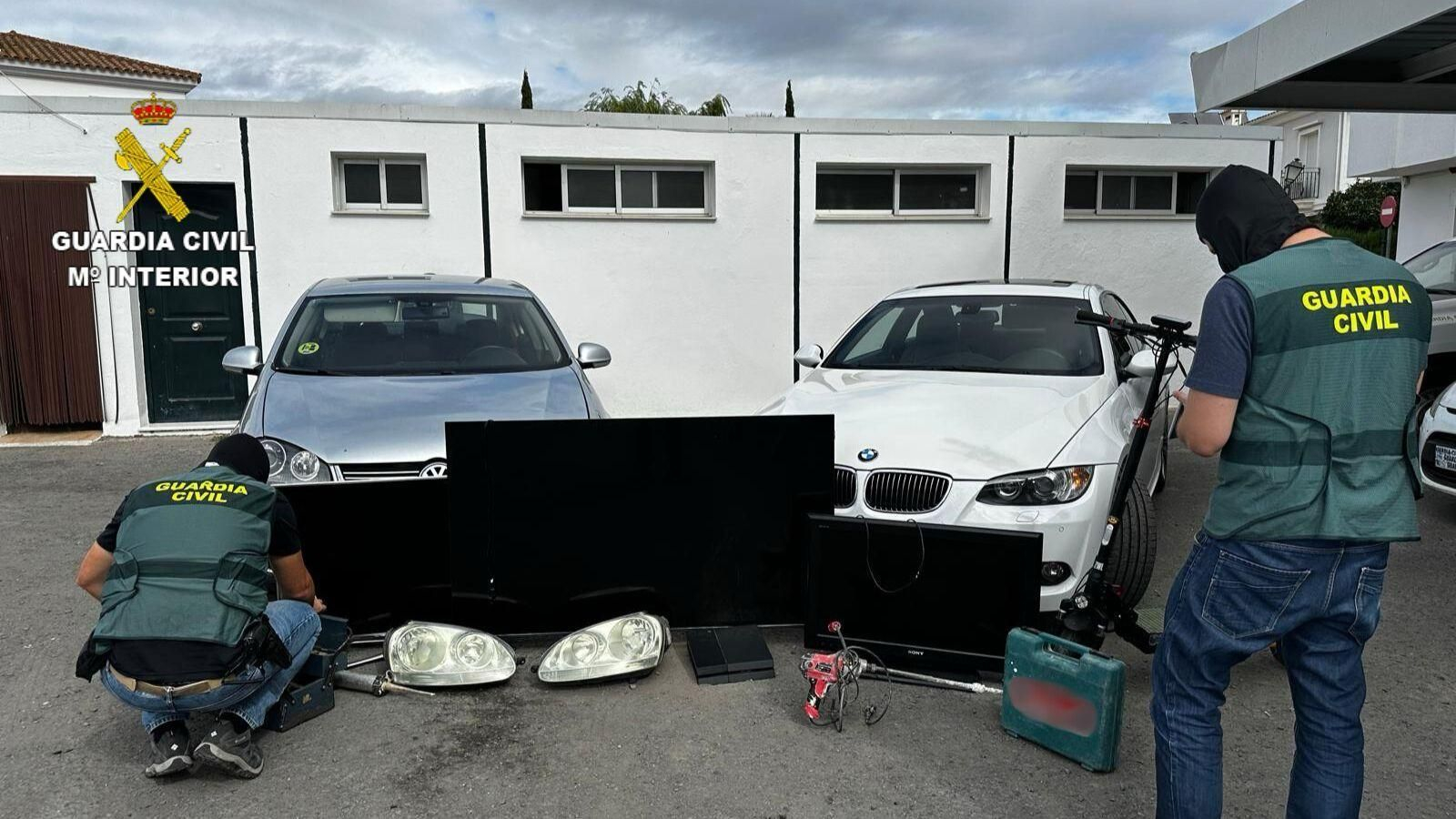 Elementos incautados por la Guardia Civil.