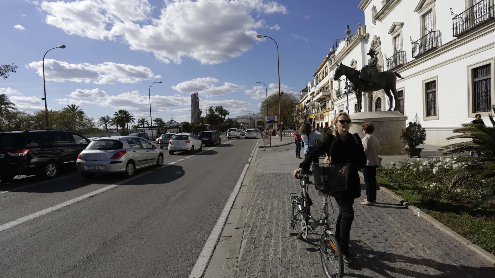 Tráfico en Paseo de Colón, una de las avenidas afectadas por los cortes del Día de las Fuerzas Armadas.
