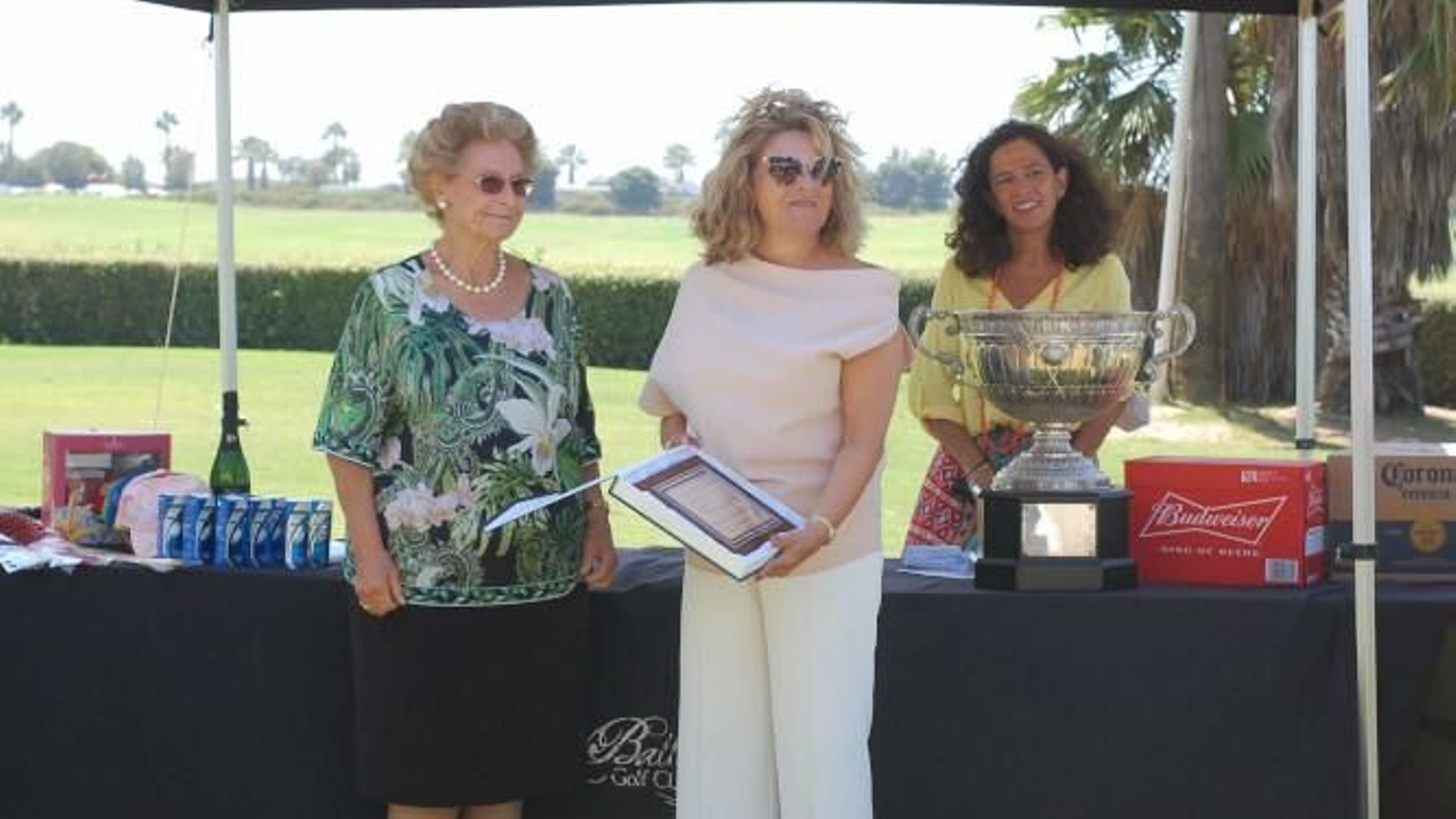 Beatriz de Orleans-Borbón, María del Carmen Benítez y Lola Ruiz, durante la entrega de la placa a la familia Benítez Ruiz-Mateos.