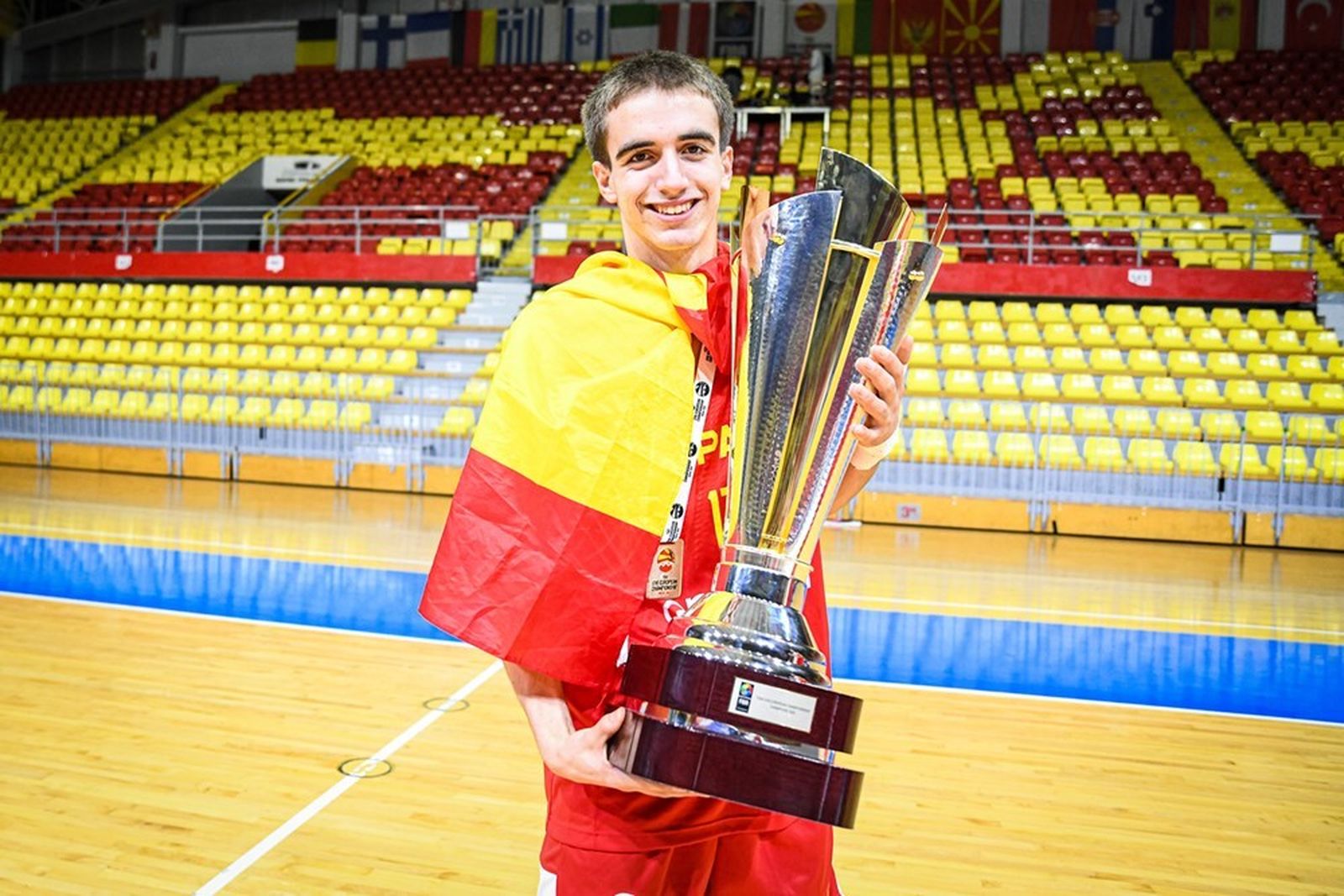 Rubén Salazar, con el trofeo de campeón.