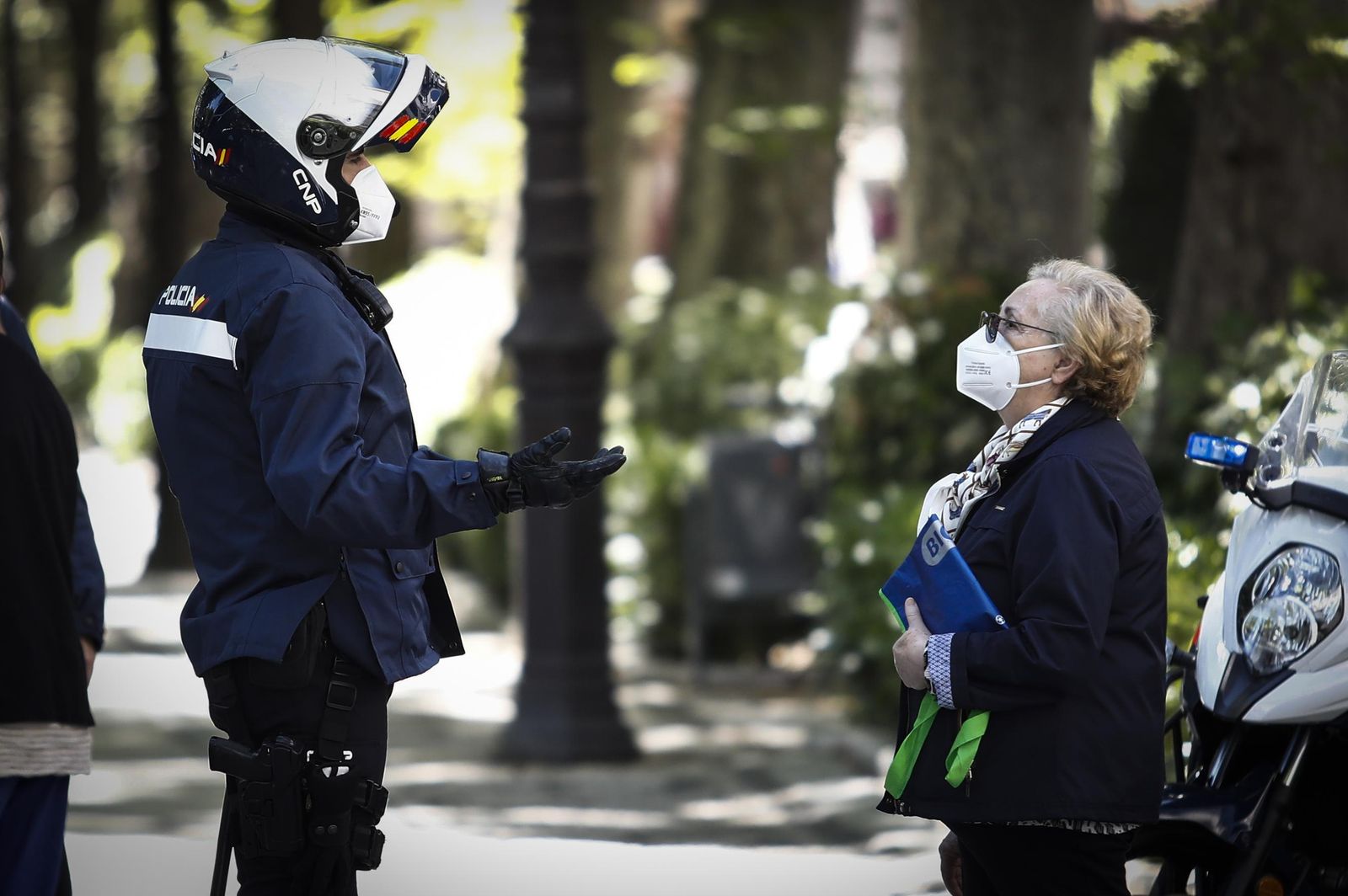 Un agente de la Policía Nacional de Granada conversa con una granadina.
