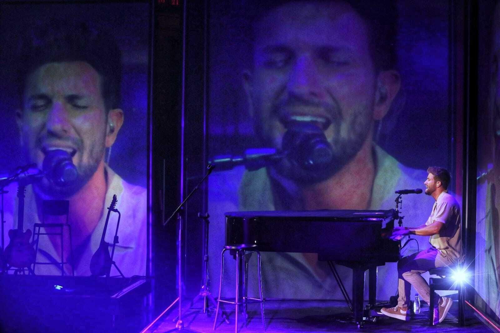 Pablo Alborán, este lunes, al piano en el concierto celebrado en el Teatro Cervantes.