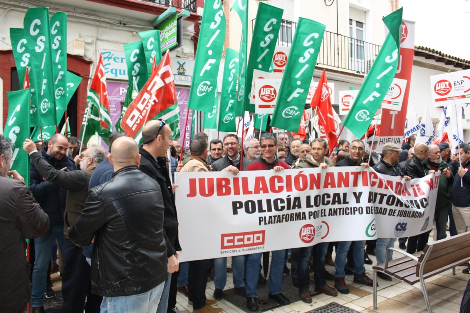 Los manifestantes frente a la Subdelegación del Gobierno en Huelva, ayer.