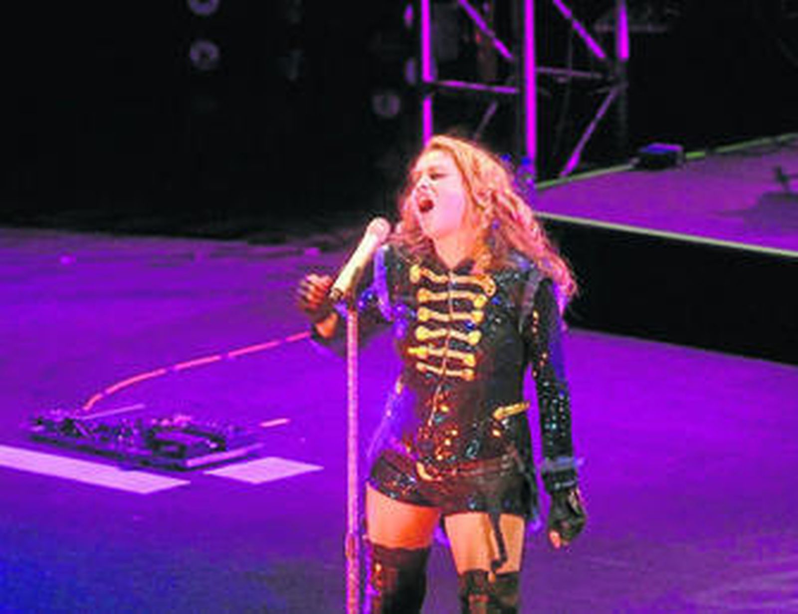 Paulina Rubio durante su actuación el viernes el Teatro Auditorio de Roquetas de Mar.