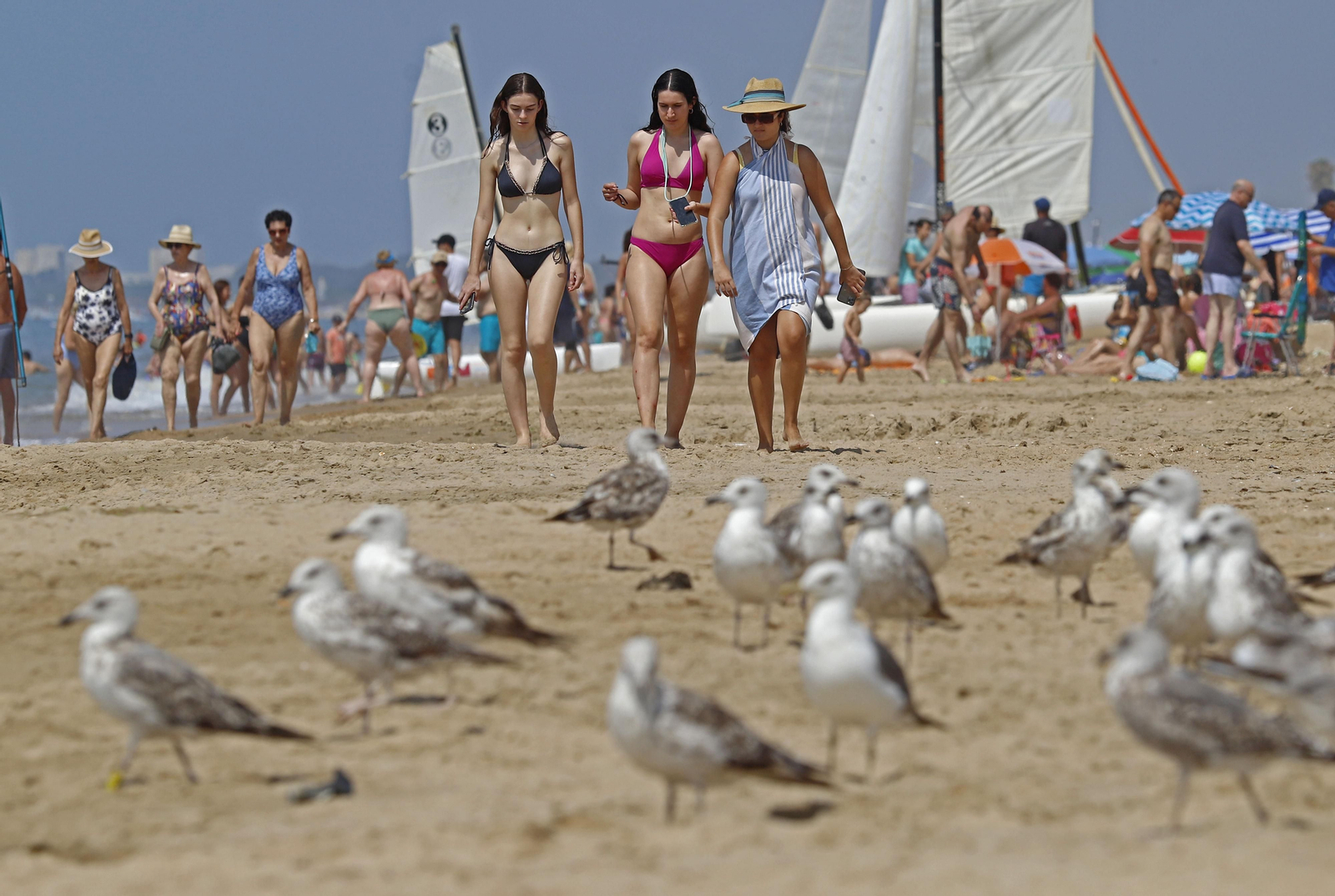 Imágenes del ambiente en las playas de Huelva en el 1 de julio