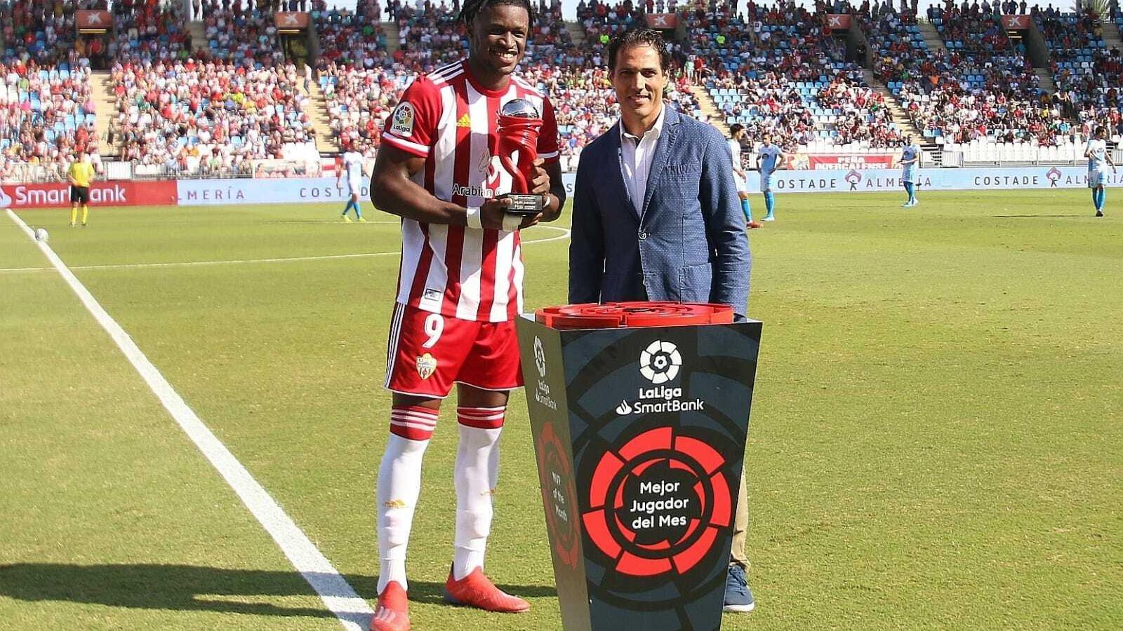 Sekou recibe de las manos de Ortiz Bernal el trofeo al mejor jugador del mes de septiembre.