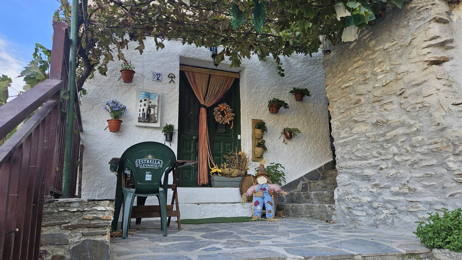 Los 40 vecinos de paja, trapo y cartón de Bacares, en fotos