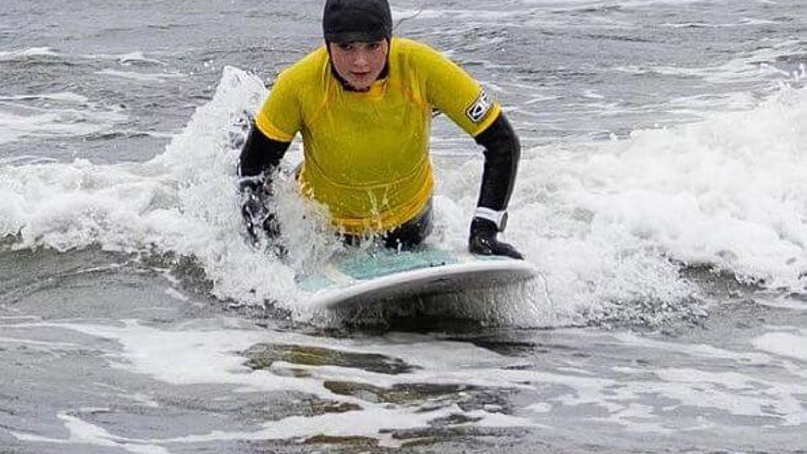 Ingrid Alexandra practicando el surf.