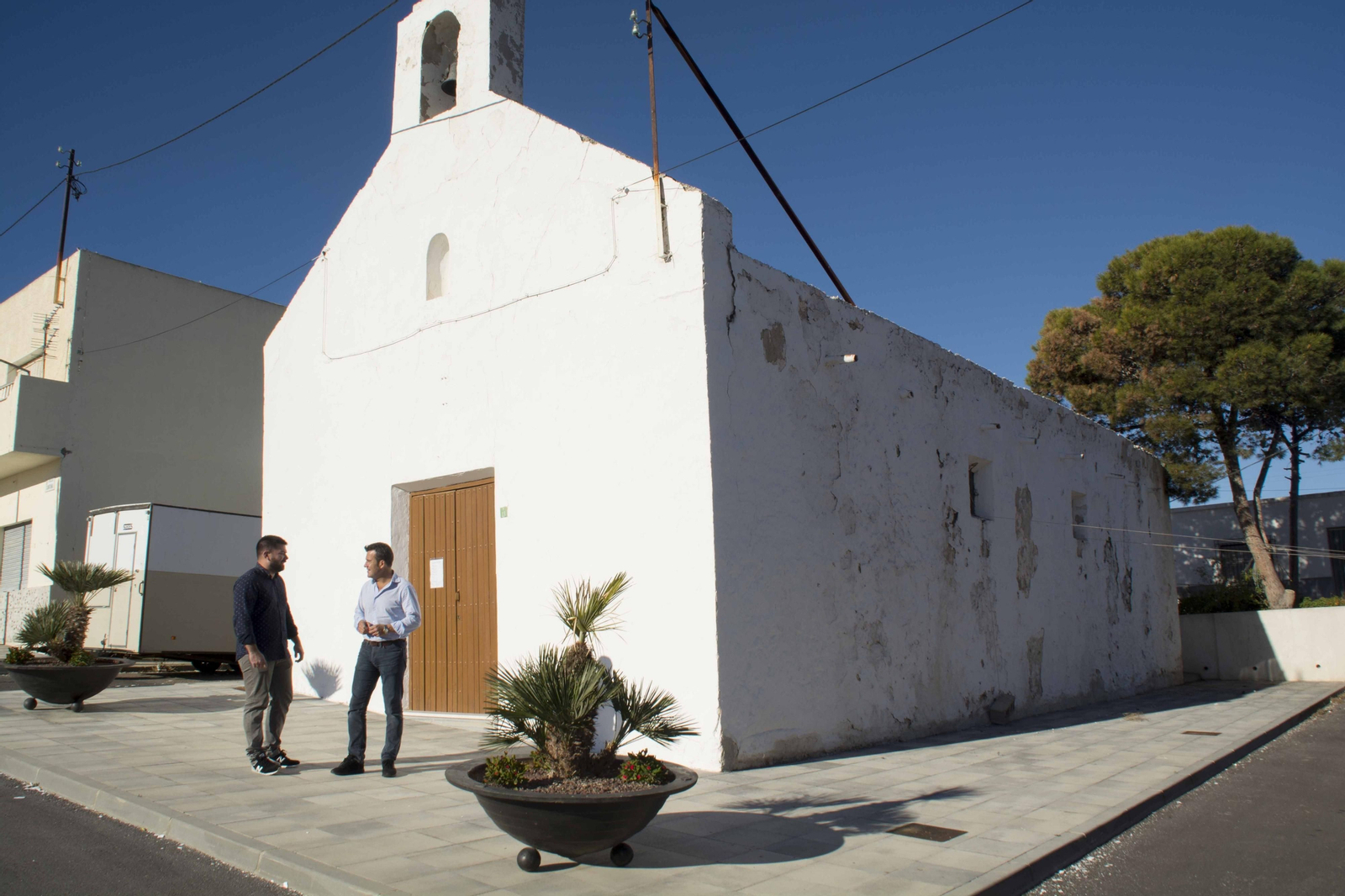 El alcalde Salvador Hernández y el concejal Pedro José Venzal han visitado la ermita.