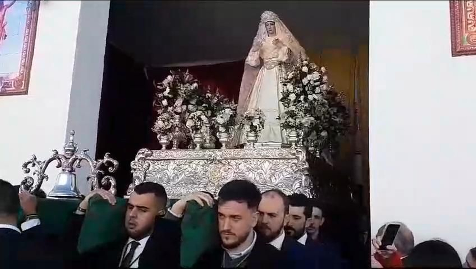 La Virgen de la Esperanza pasea de nuevo por su barrio de San Bernardo de La Línea