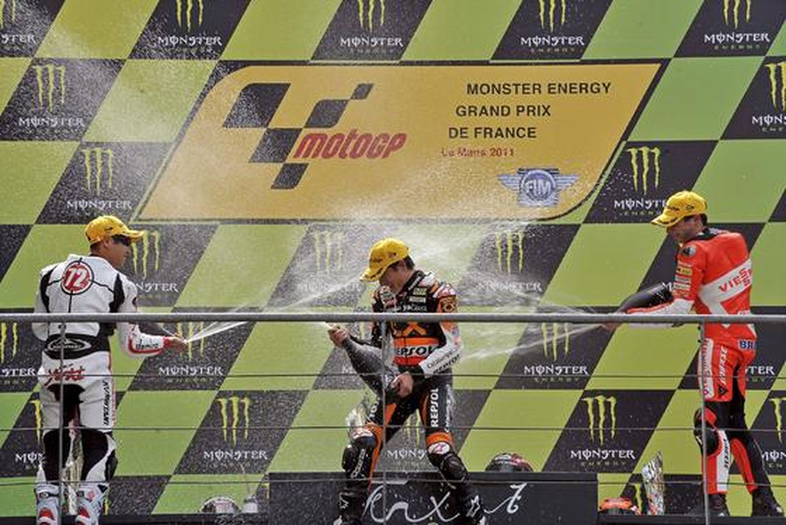 Marc Márquez, en el centro, flanqueado por Yuki Takahashi y Stefan Bradl en el podio de Moto2.

Foto: EFE