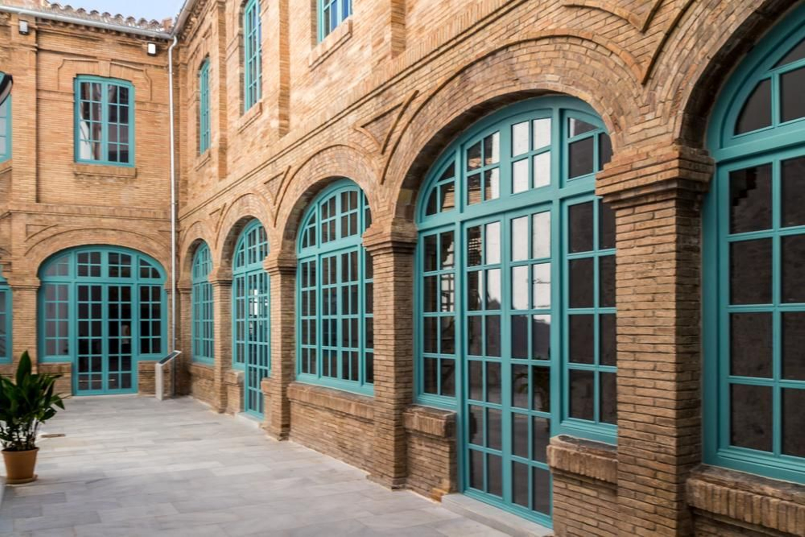 El interior de los baños destaca por la combinación del ladrillo con la pintura añil que le da un toque bucólico. El interior de los baños destaca por la combinación del ladrillo con la pintura añil que le da un toque bucólico.