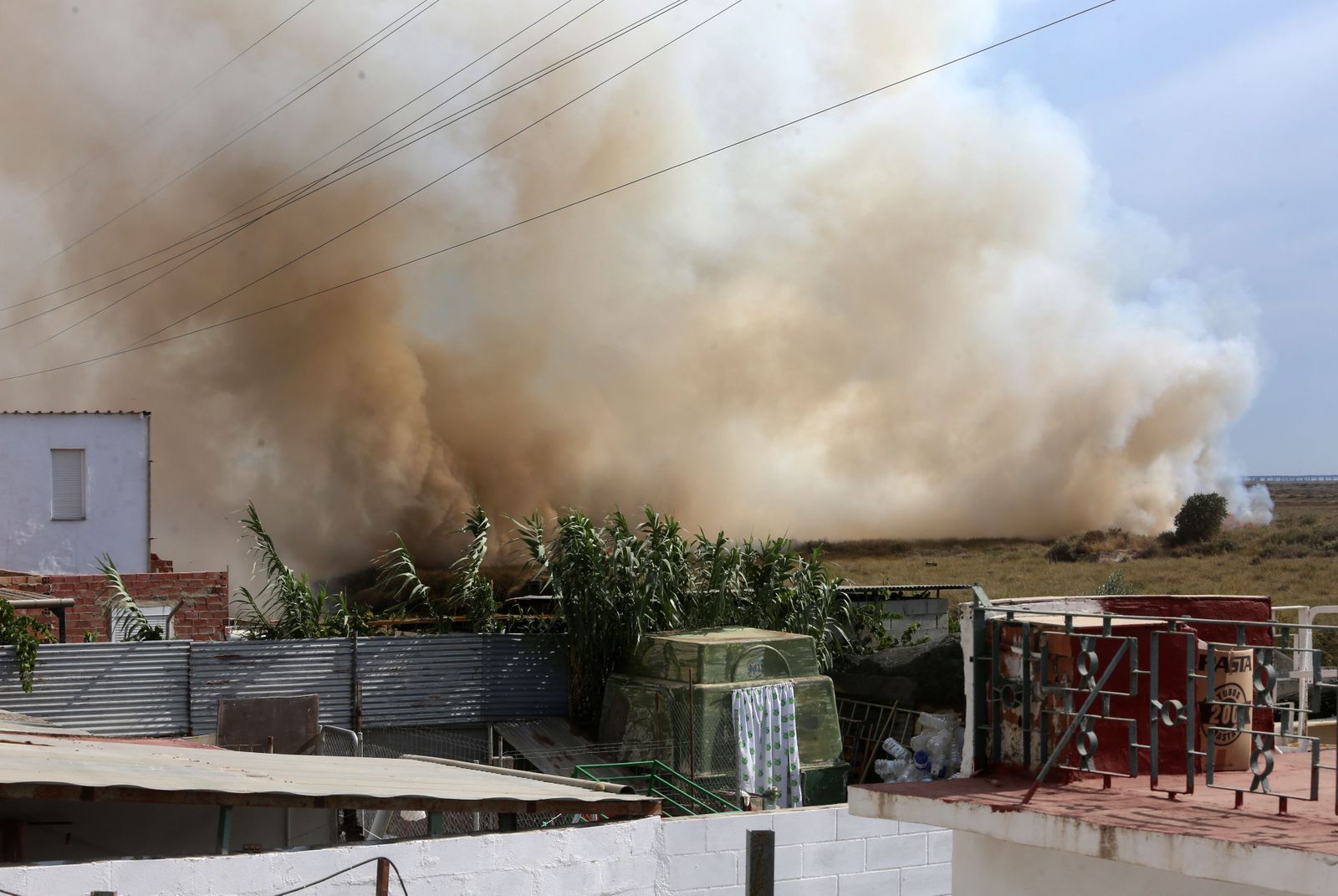 Imágenes del incendio declarado en marismas del Odiel