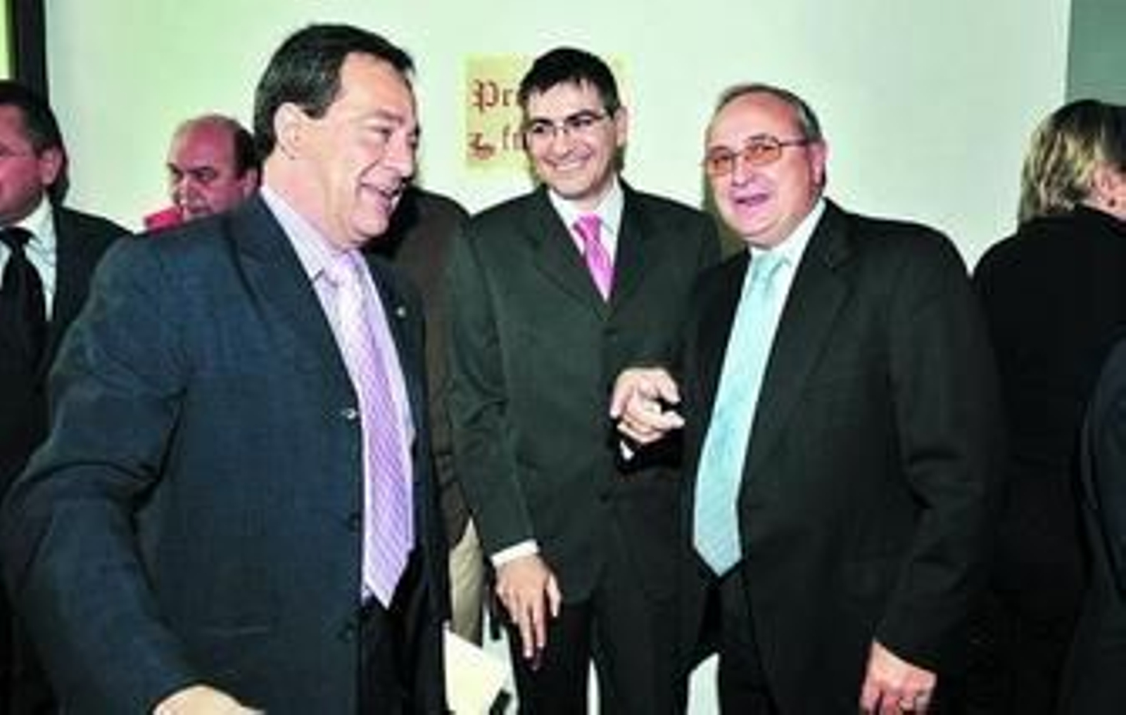 Benito García habla con Emiliano Pozuelo (PA) y Baldomero García (PP) en la feria agroganadera.