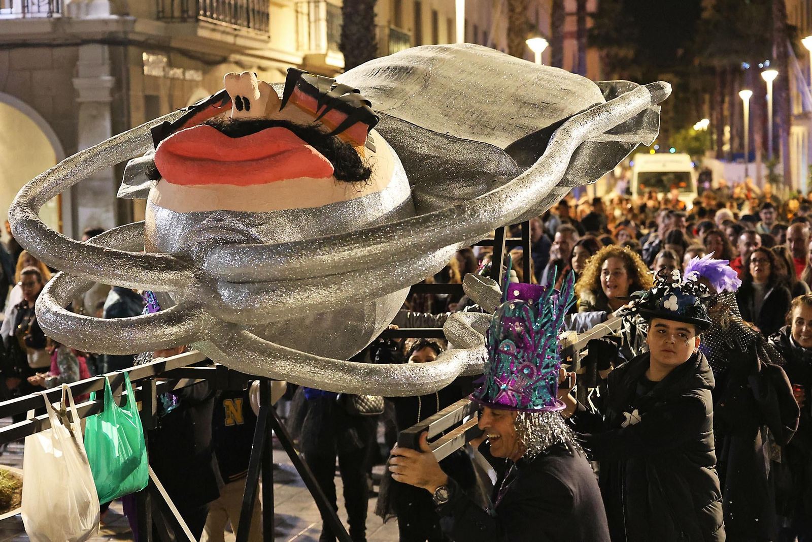 Imágenes del entierro del choco por las calles de Huelva
