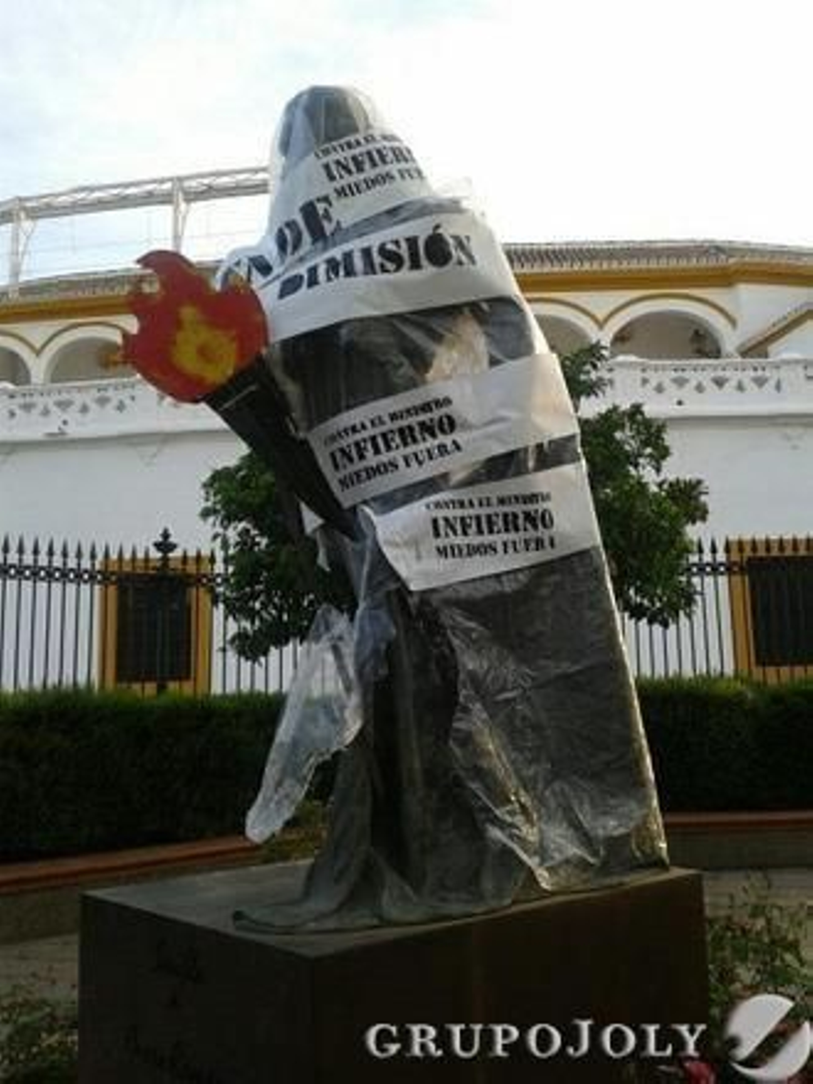 Varias estatuas de la ciudad amanecieron con antorchas, bocas tapadas y cubiertas de plástico.

Foto: Julio Domínguez Arjona.