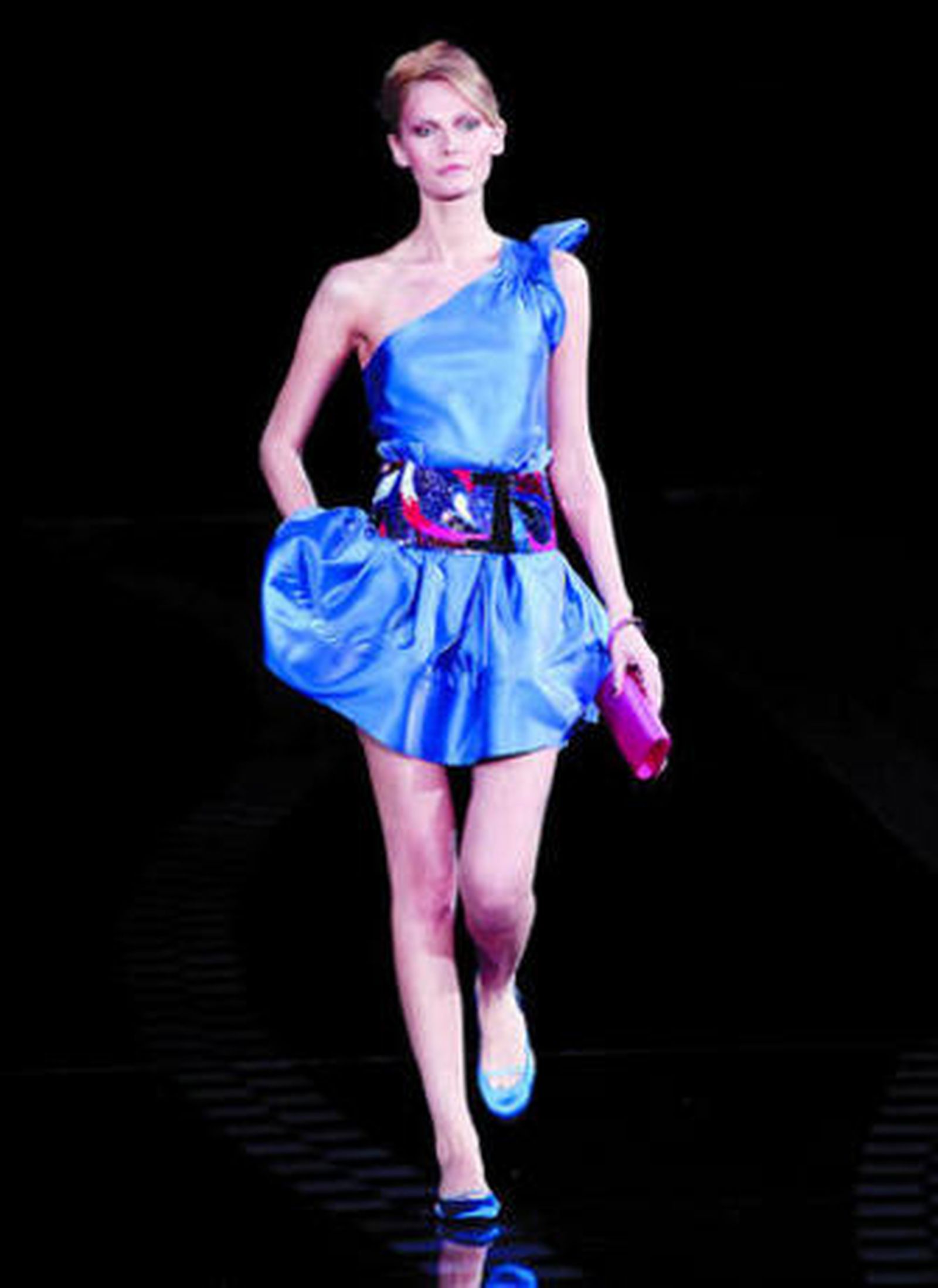 Armani deslumbra en una pasarela de Milán que viaja a los años 80