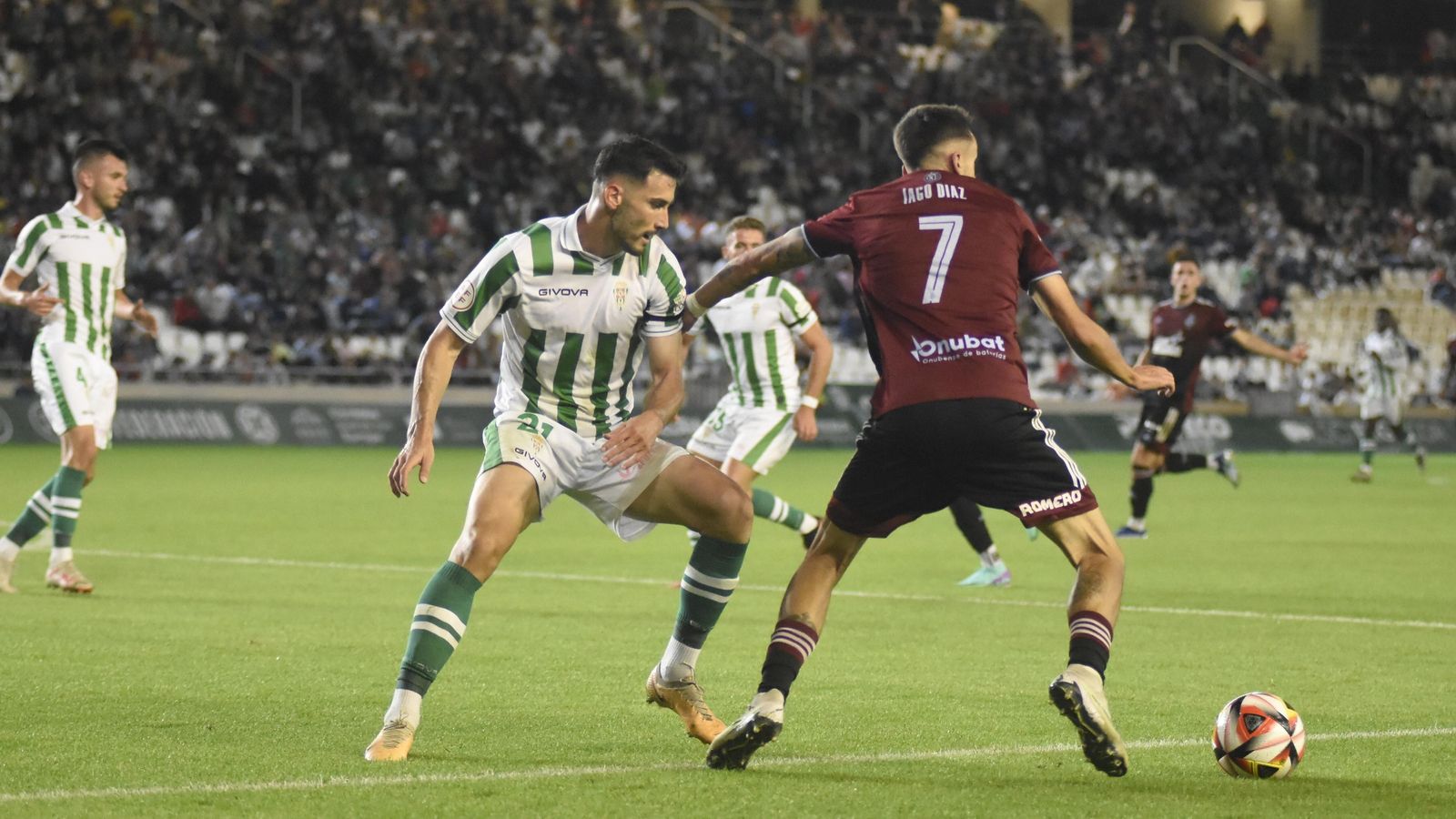 Albarrán frena a Iago Díaz en el tramo final del Córdoba CF - Recreativo. Albarrán frena a Iago Díaz en el tramo final del Córdoba CF - Recreativo.